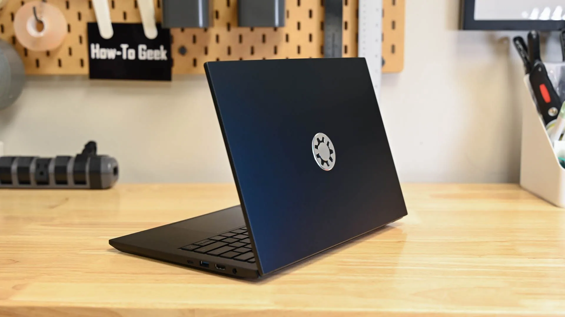 Logo Kubuntu trên thân máy tính xách tay Kubuntu Focus Ir14, minh họa cho hệ điều hành Linux KDE Plasma.