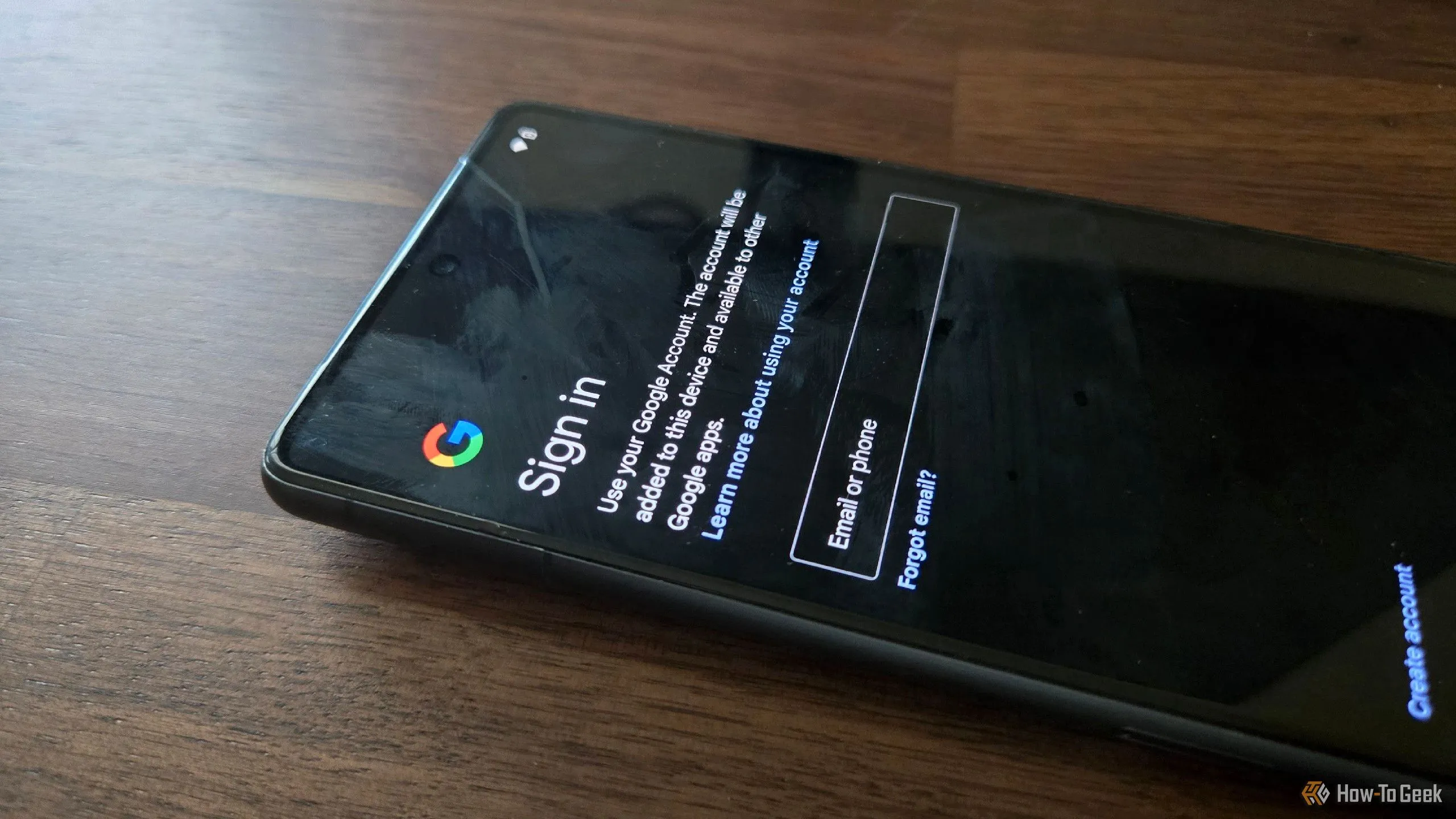 Lời nhắc đăng nhập tài khoản Google trên Pixel 7, nhấn mạnh sự phụ thuộc vào dịch vụ đám mây