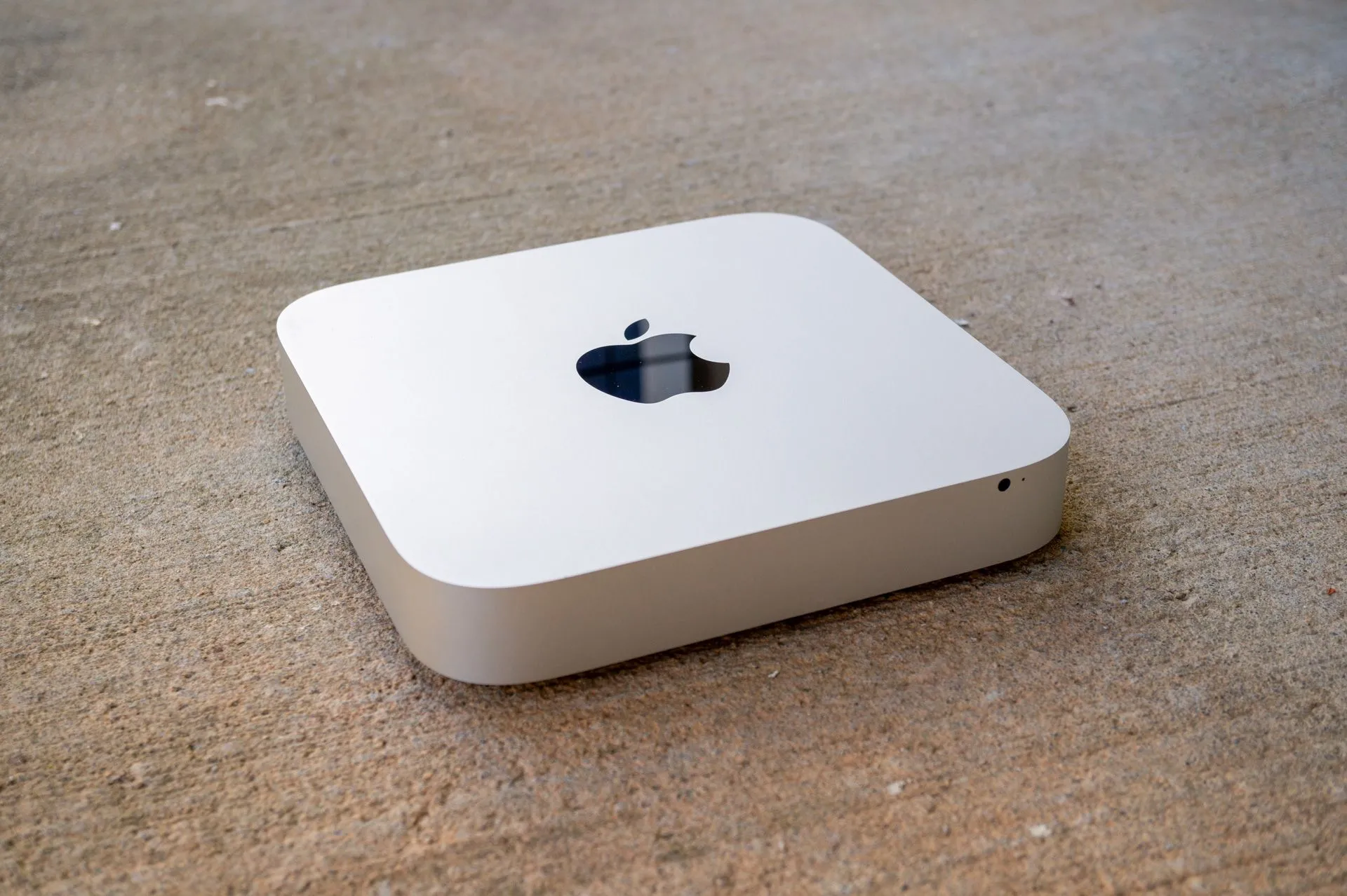 Mac Mini đặt trên bề mặt bê tông, tượng trưng cho những chiếc Mac cũ đang được giao dịch