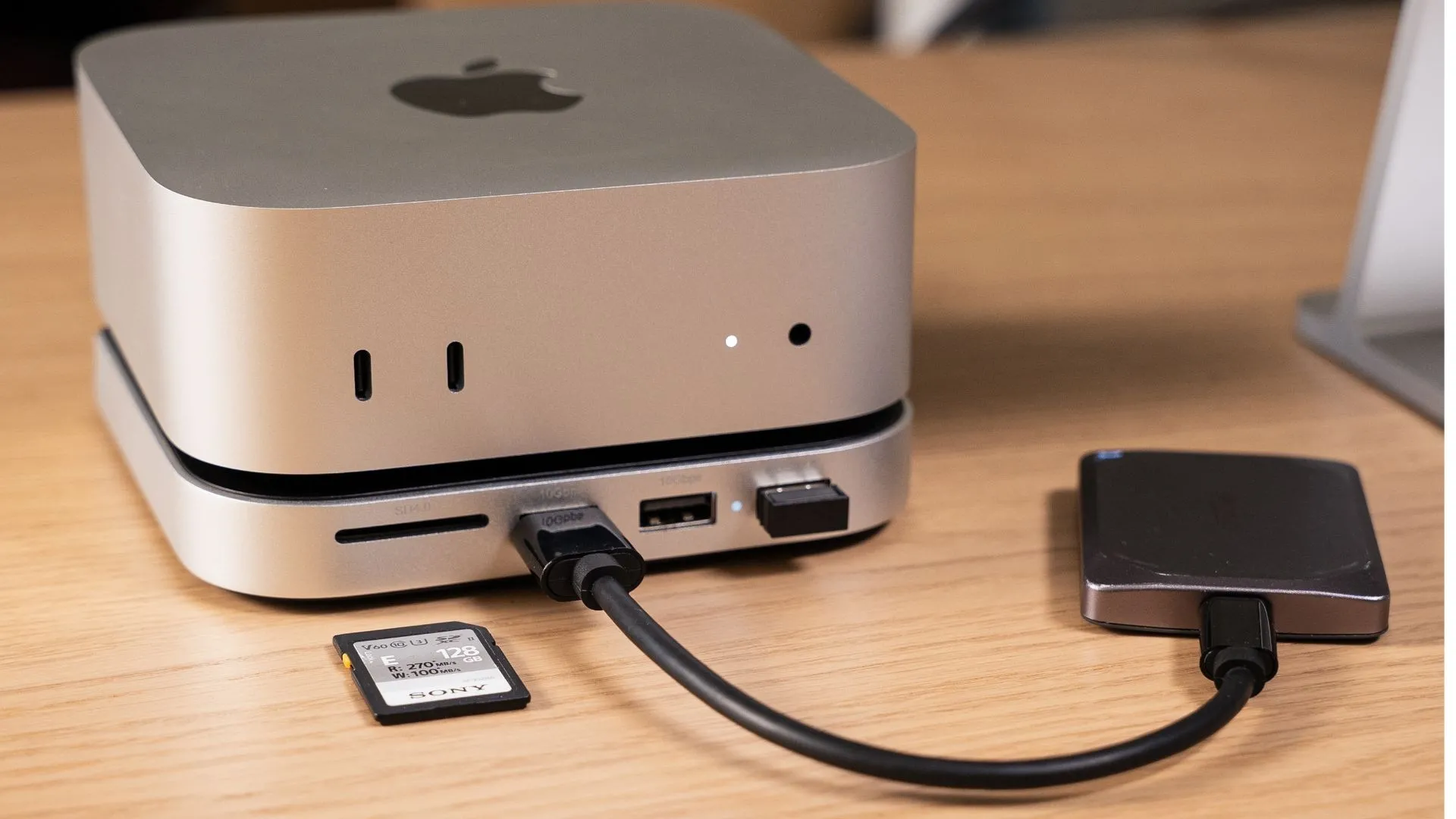 Mac mini đặt trên hub Satechi, minh họa phụ kiện mở rộng cổng kết nối cần thiết cho người dùng Mac