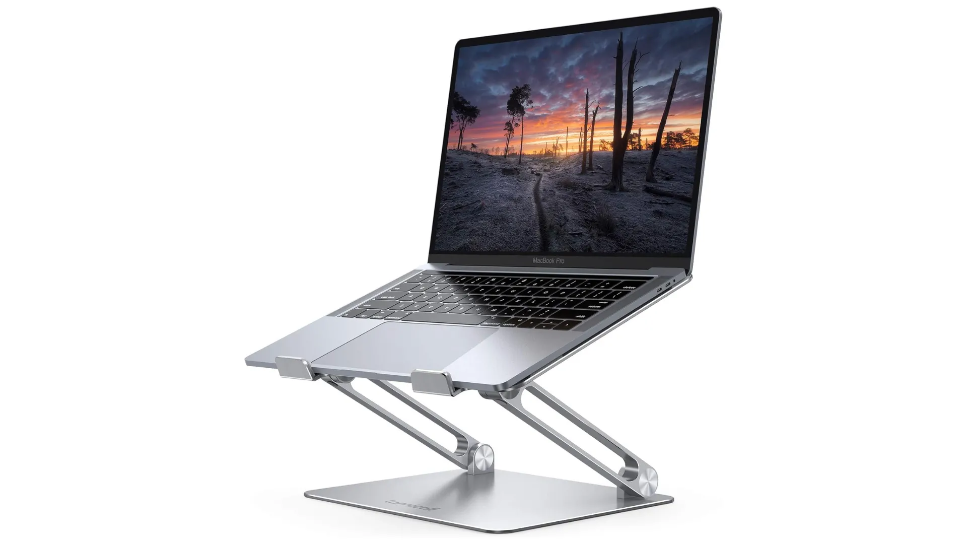 MacBook được đặt trên giá đỡ laptop kim loại có thể điều chỉnh độ cao, giúp cải thiện tư thế làm việc.