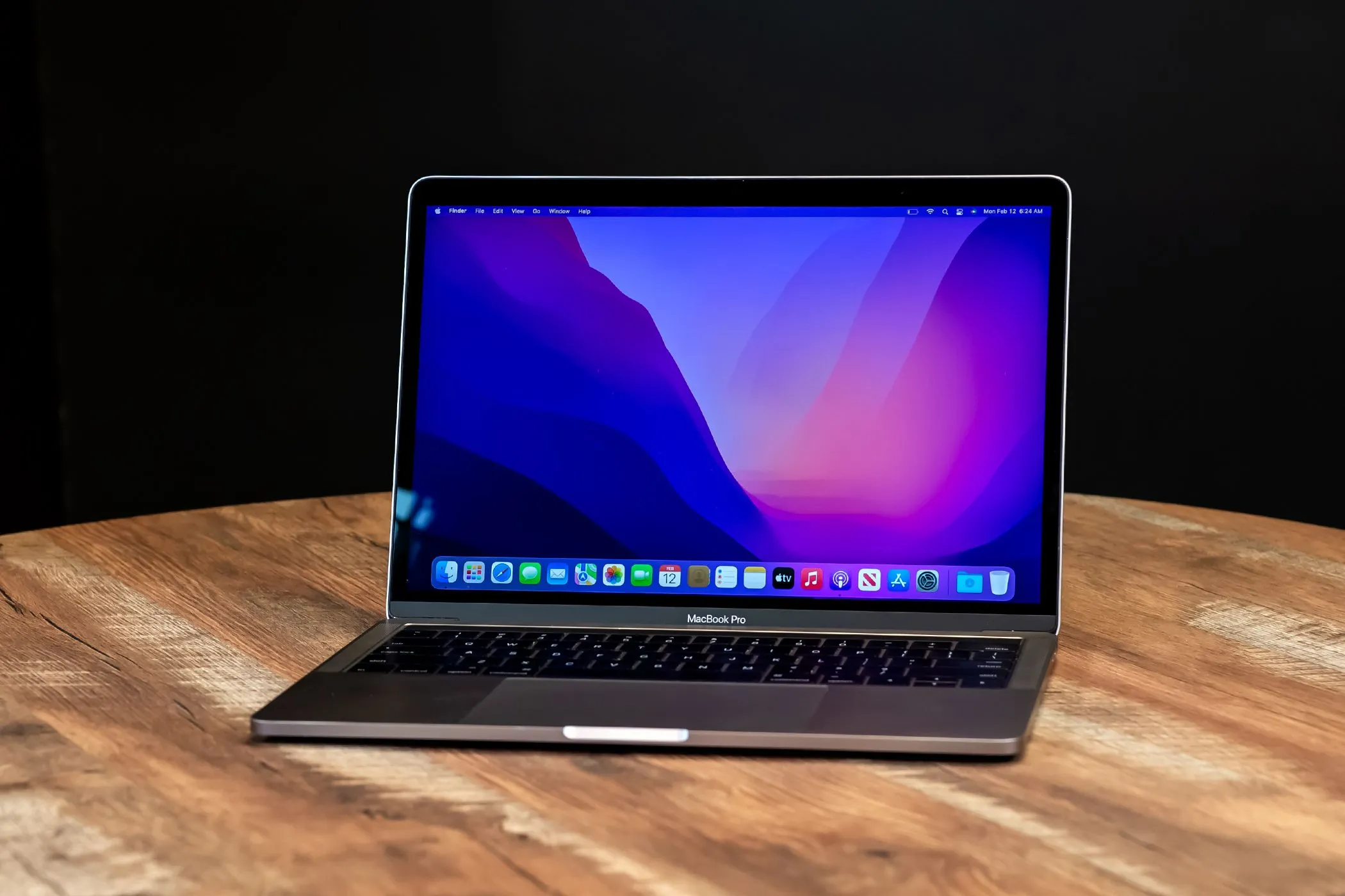MacBook Pro đặt trên bàn gỗ, biểu tượng của máy tính xách tay cao cấp dành cho chuyên gia
