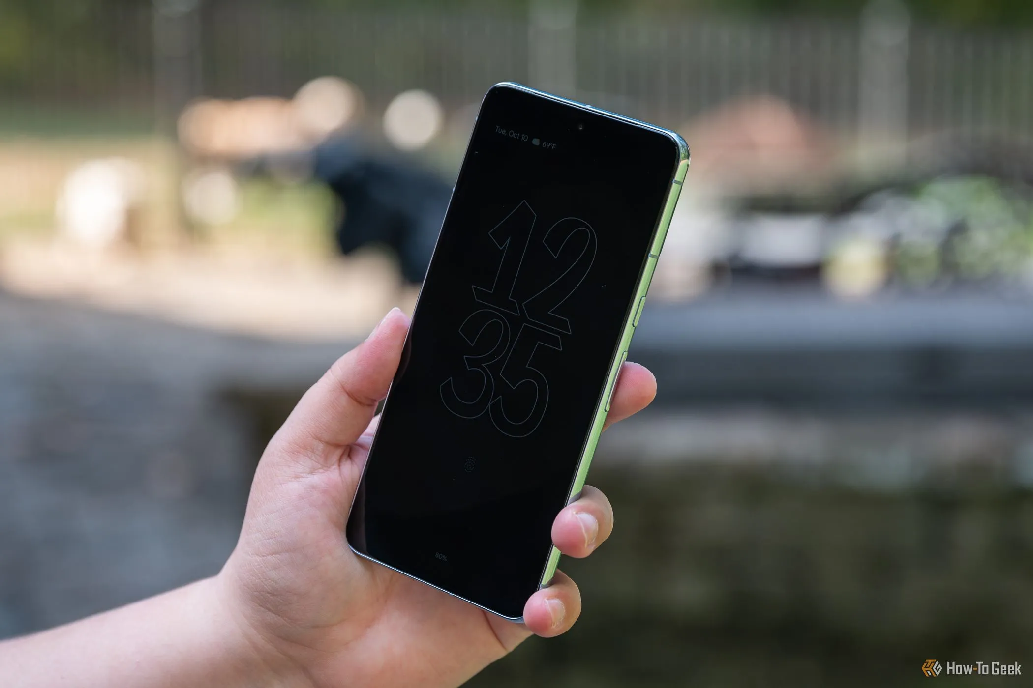 Màn hình Always-on Display trên điện thoại Google Pixel 8 Pro hiển thị thông báo, gợi nhớ về chức năng của đèn LED thông báo cũ.