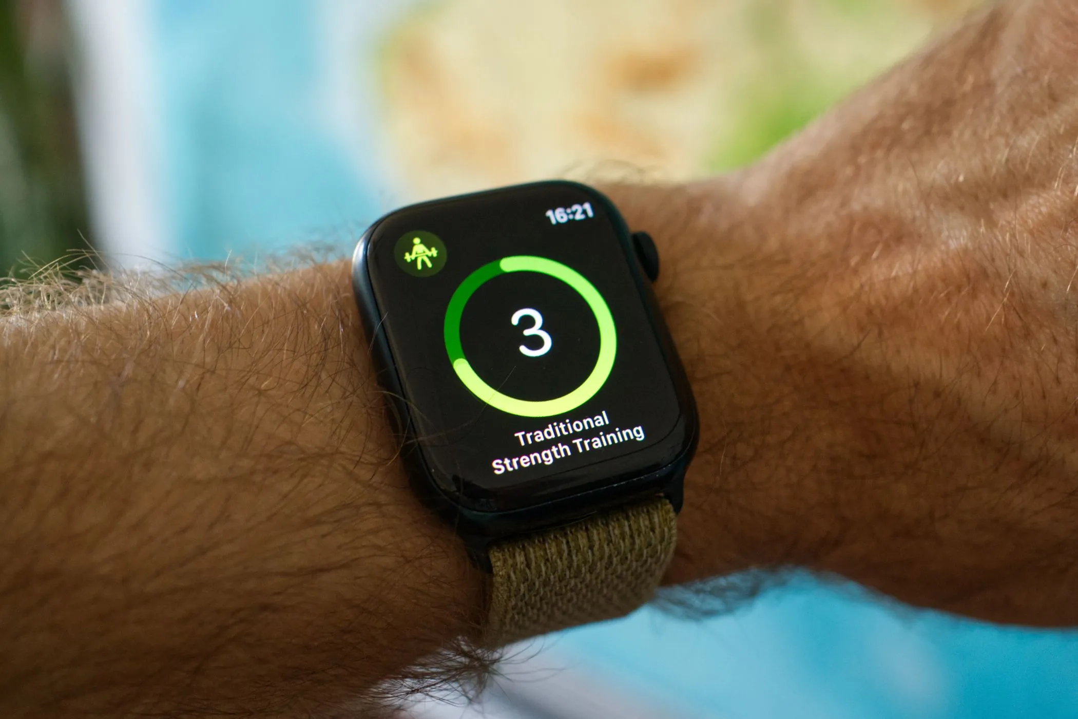 Màn hình Apple Watch Series 8 hiển thị lựa chọn bắt đầu bài tập rèn luyện sức mạnh.