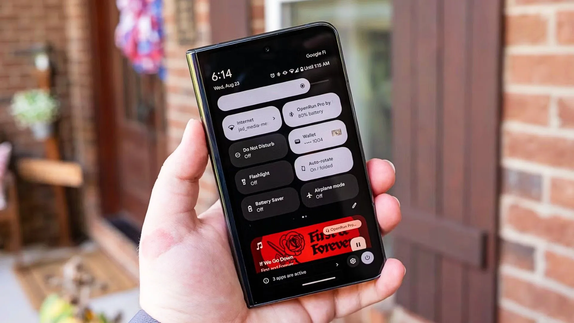 Màn hình cài đặt nhanh trên Google Pixel Fold, nơi có thể chuyển đổi sang Chế độ khách