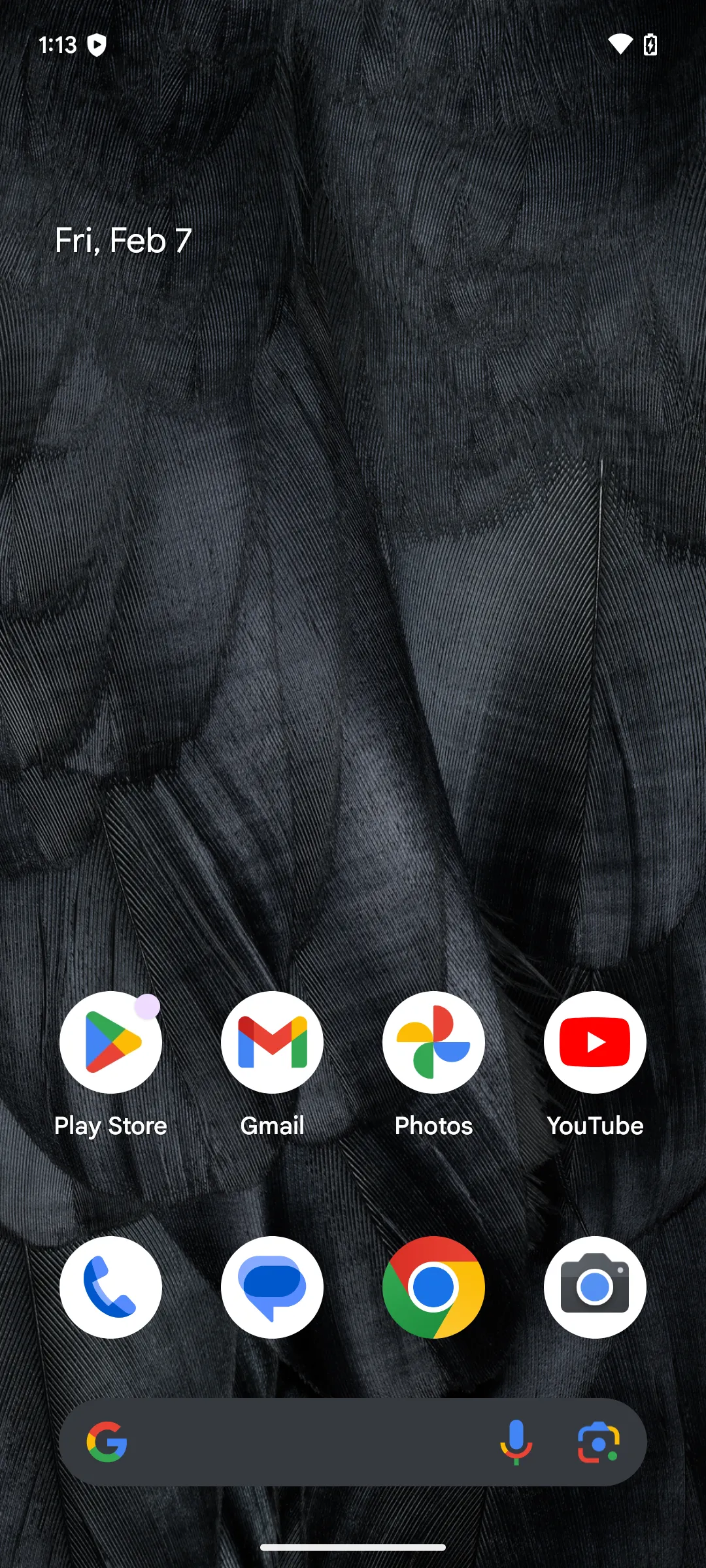 Màn hình chính Android trên Pixel 7 hiển thị các ứng dụng Google mặc định