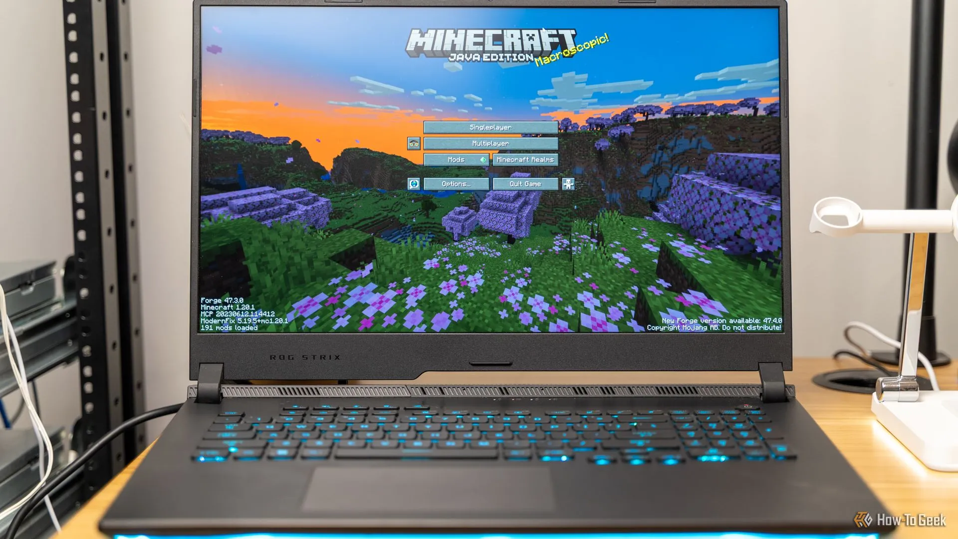 Màn hình chính của game Minecraft hiển thị trên một chiếc máy tính xách tay, tượng trưng cho trải nghiệm chơi game linh hoạt mọi lúc mọi nơi khi có server riêng.