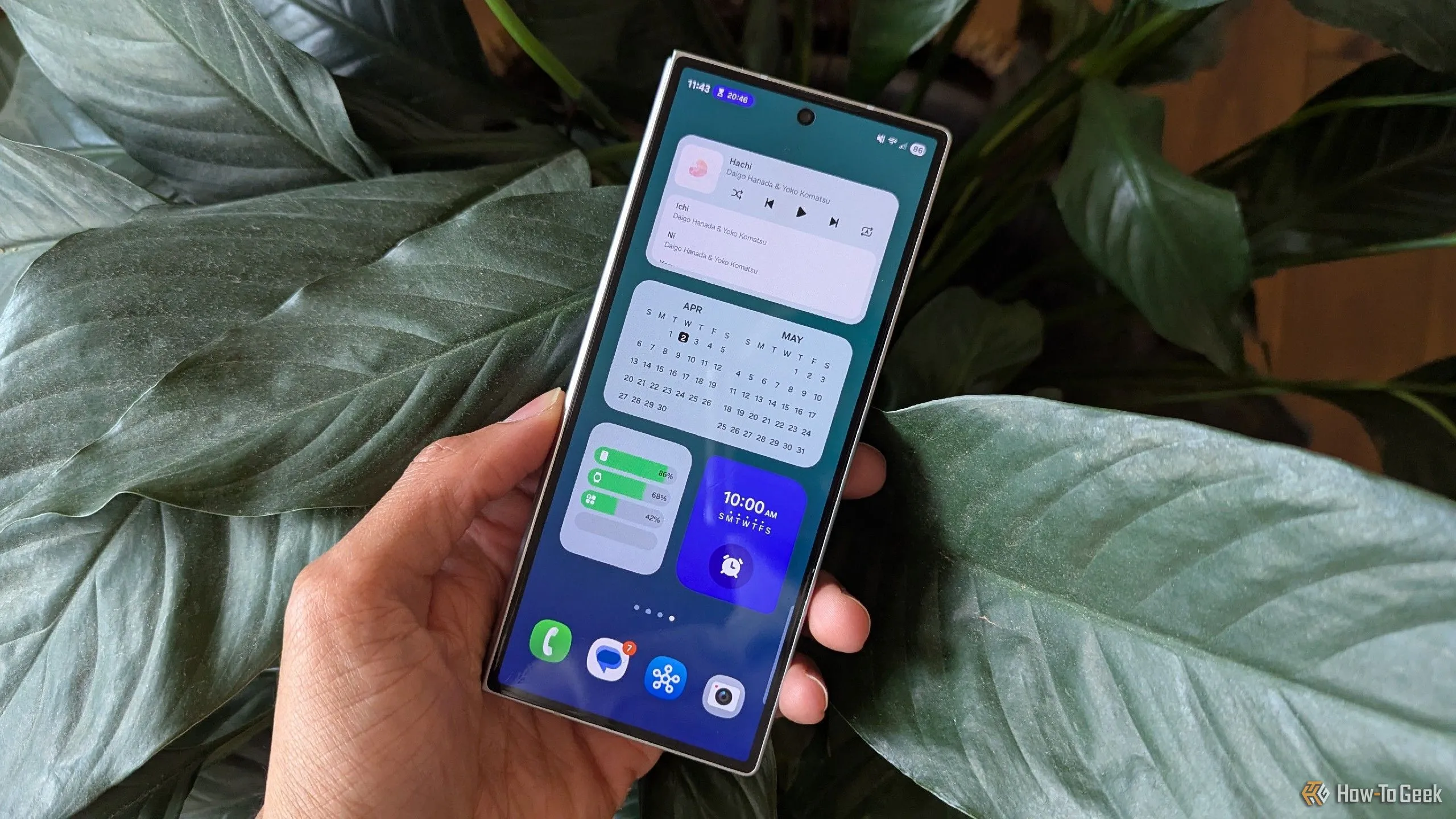 Màn hình chính Samsung One UI 7 trên màn hình ngoài của Galaxy Z Fold 6, thể hiện thiết kế giao diện trong suốt
