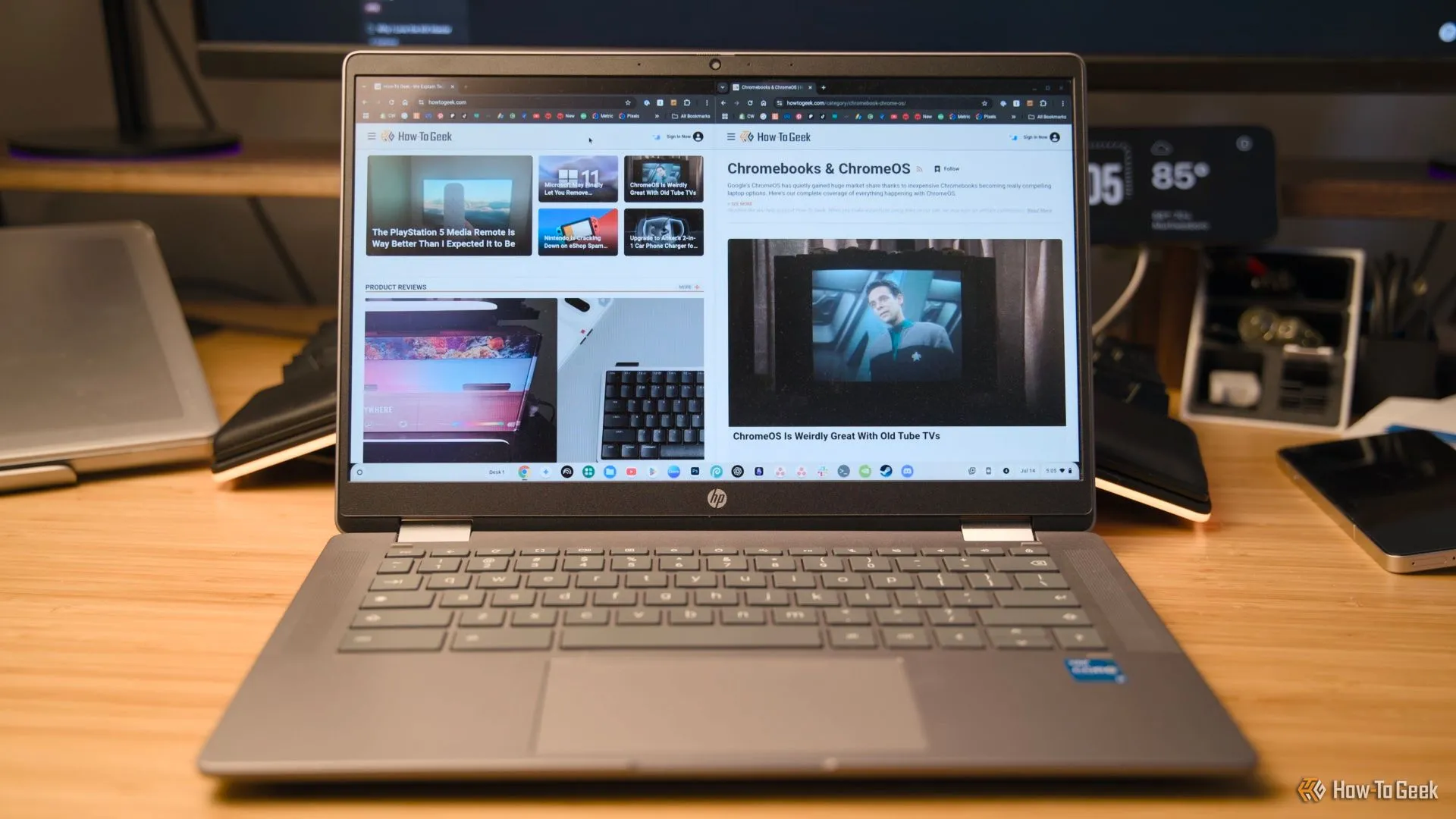 Màn hình Chromebook hiển thị hai cửa sổ được chia đôi cạnh nhau, minh họa tính năng đa nhiệm