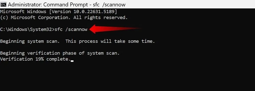 Màn hình Command Prompt hiển thị quá trình chạy lệnh SFC /scannow để kiểm tra và sửa lỗi tệp hệ thống Windows.