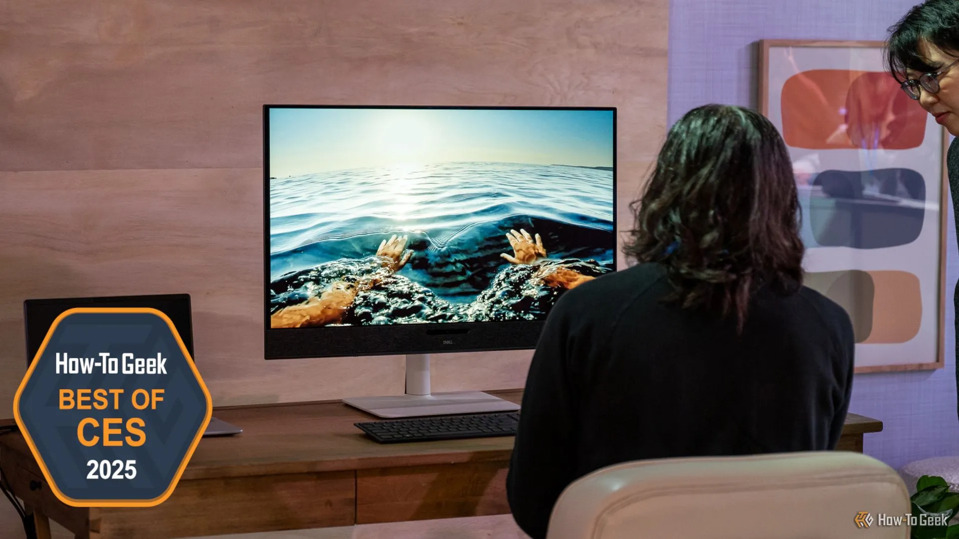 Màn hình Dell UltraSharp 27 4K Thunderbolt Hub đang hiển thị video, được giới thiệu tại CES 2025.