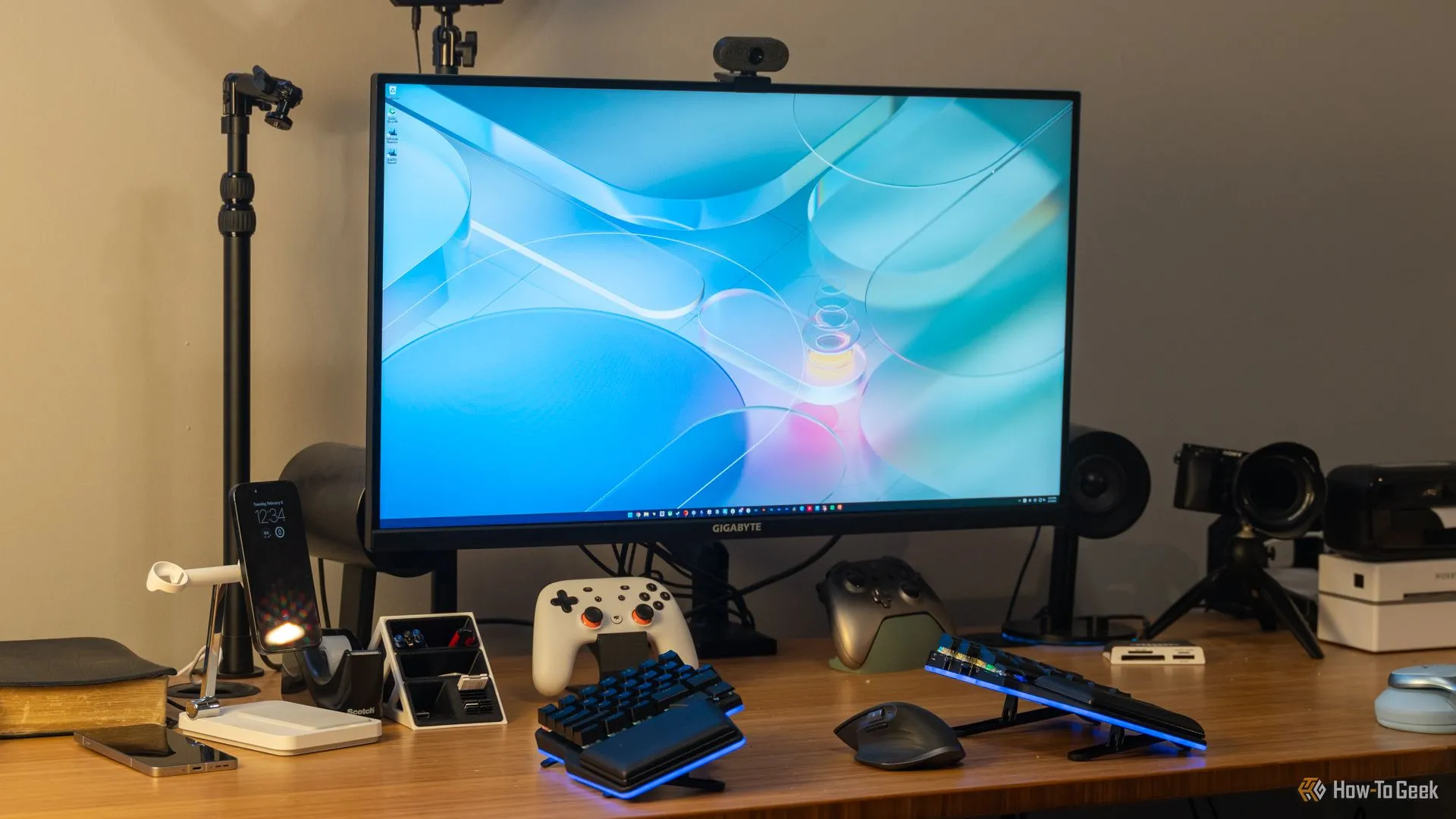Màn hình gaming 4K GIGABYTE M32U 16:9 với bàn phím và phụ kiện chơi game trên bàn làm việc.