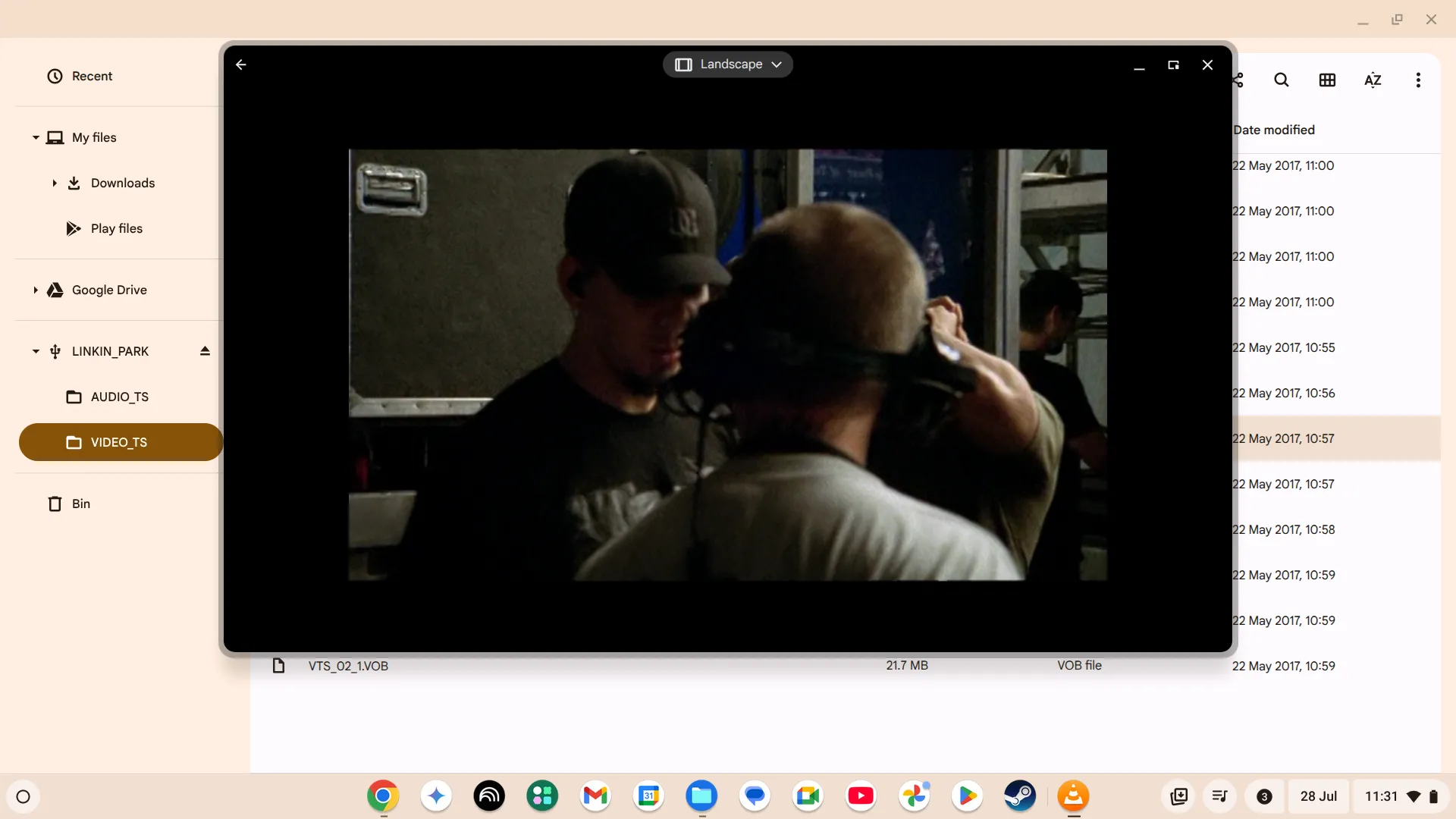 Màn hình giao diện VLC trên ChromeOS hiển thị danh sách các file VOB đang được tải để phát, minh họa giải pháp xem video từ DVD