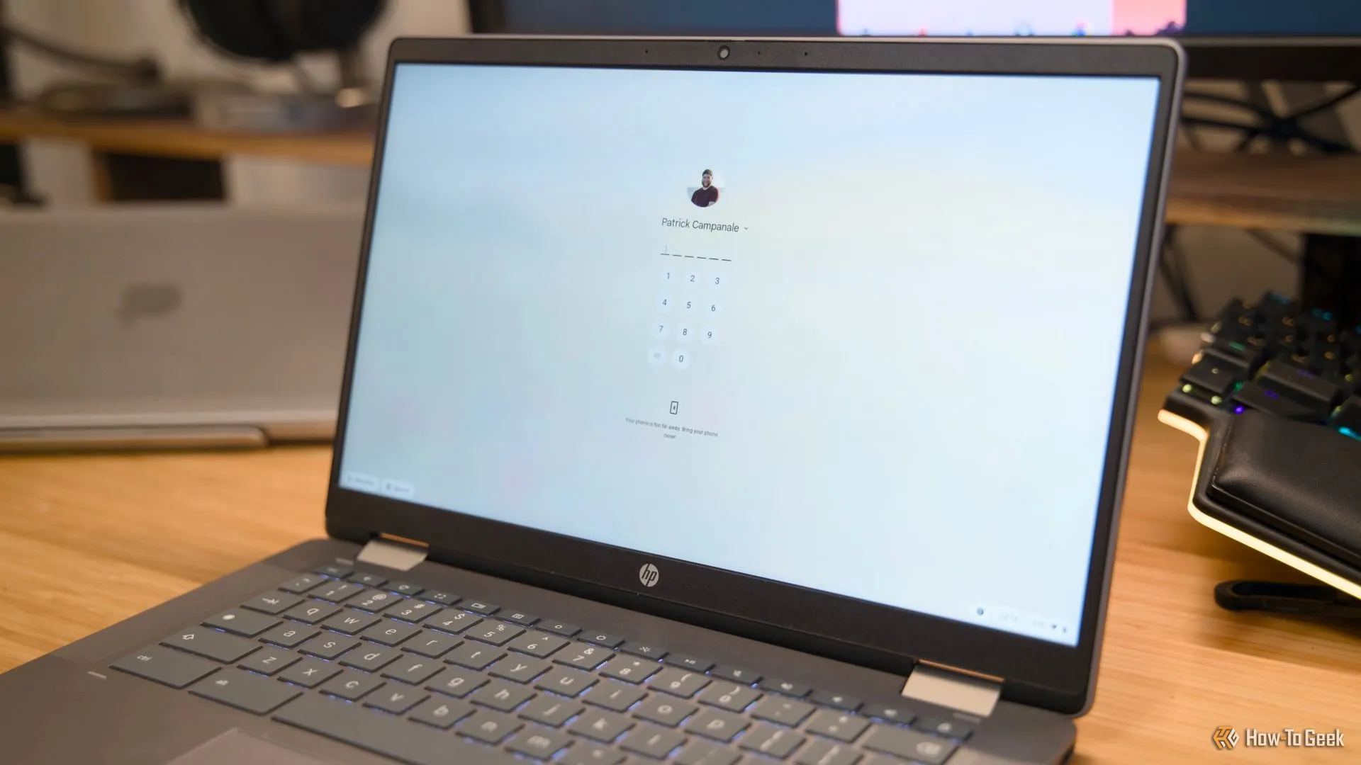 Màn hình khóa của Chromebook yêu cầu nhập mã PIN hoặc mật khẩu để truy cập thiết bị