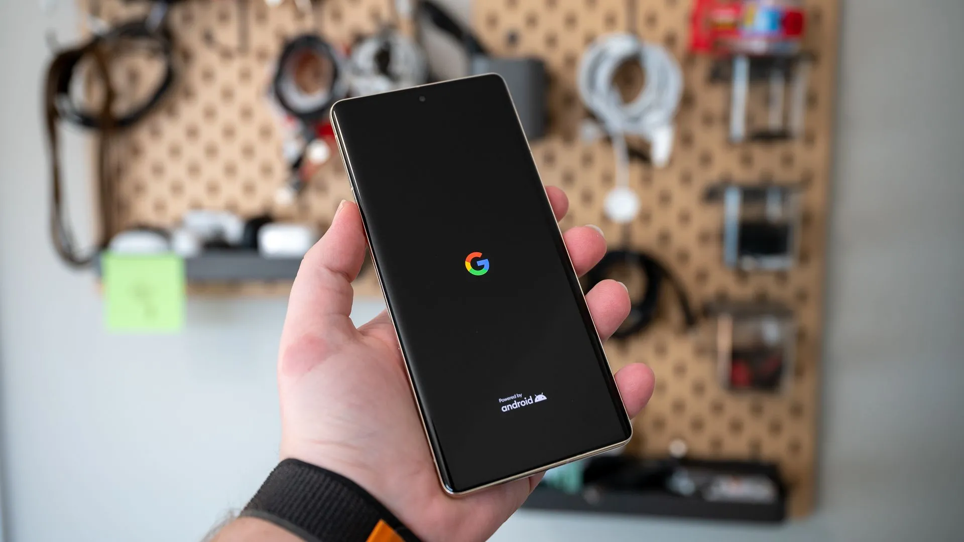 Màn hình khởi động Android 13 trên Google Pixel 7 Pro hiển thị logo "Powered by Android" và Google, minh họa quá trình khởi động bootloader.