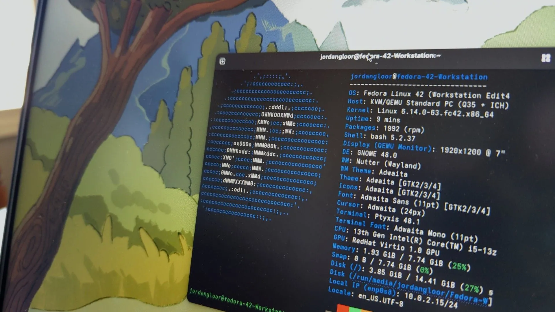Màn hình laptop hiển thị Fedora Linux phiên bản 42 với cửa sổ terminal đang mở, minh họa môi trường làm việc mạnh mẽ.
