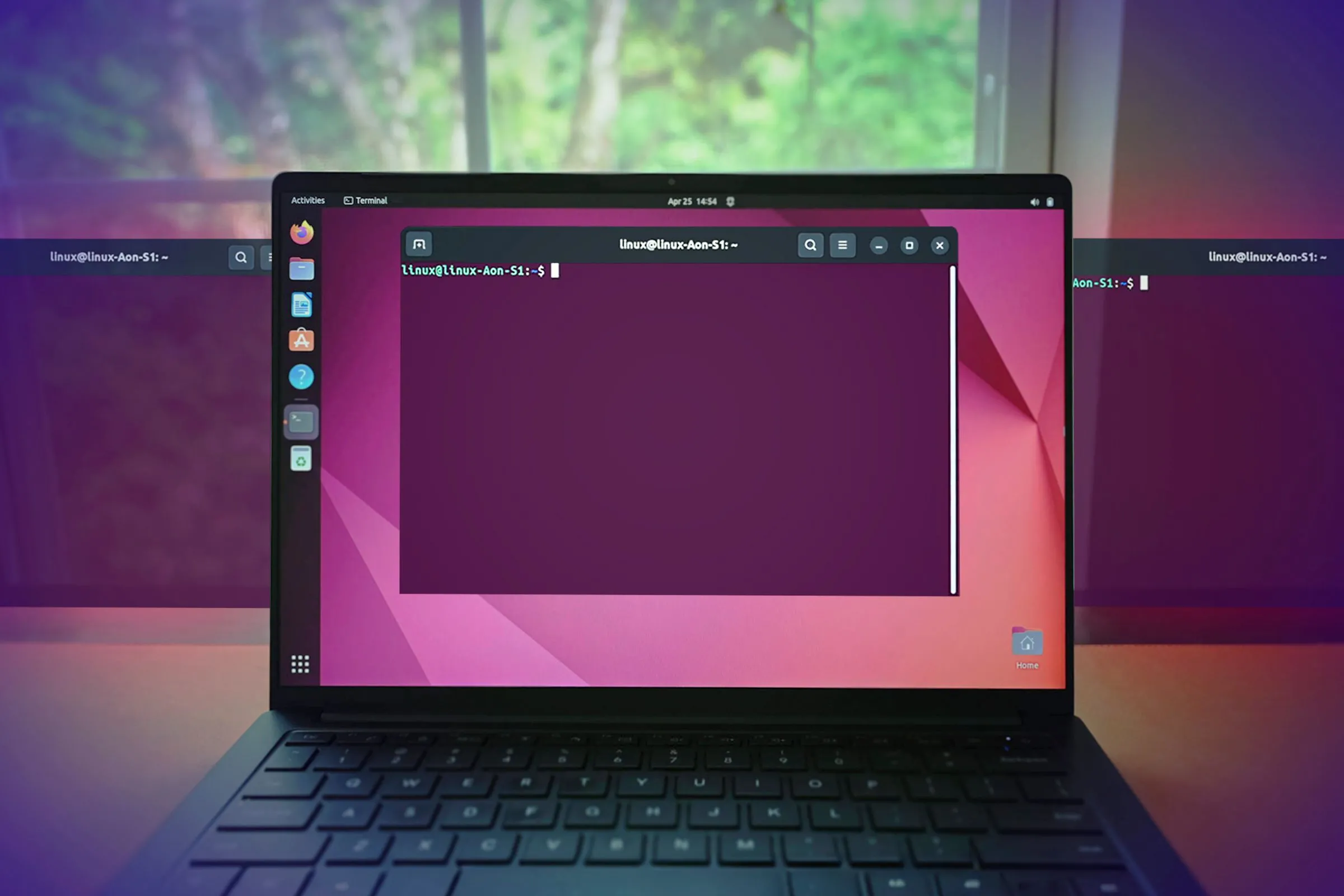 Màn hình laptop hiển thị giao diện Linux Terminal đang mở, minh họa môi trường dòng lệnh