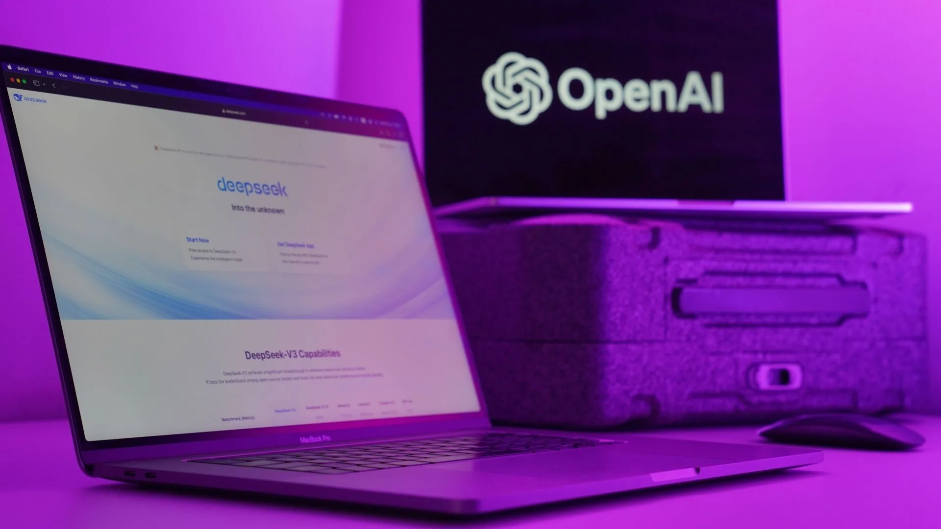 Màn hình MacBook hiển thị Deepseek cùng logo OpenAI ở phía sau, minh họa việc chạy AI cục bộ.