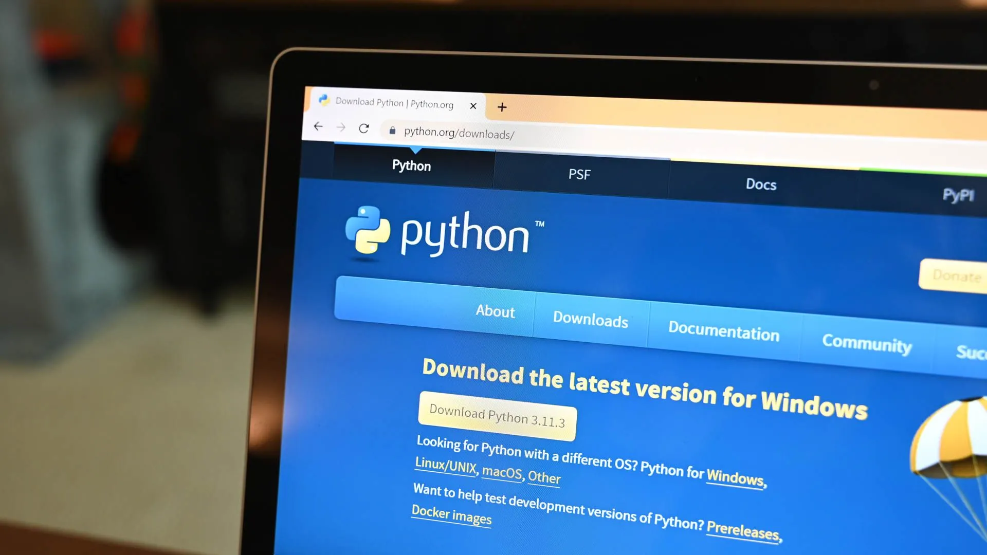 Màn hình máy tính hiển thị trang web tải xuống Python chính thức trên trình duyệt Chrome
