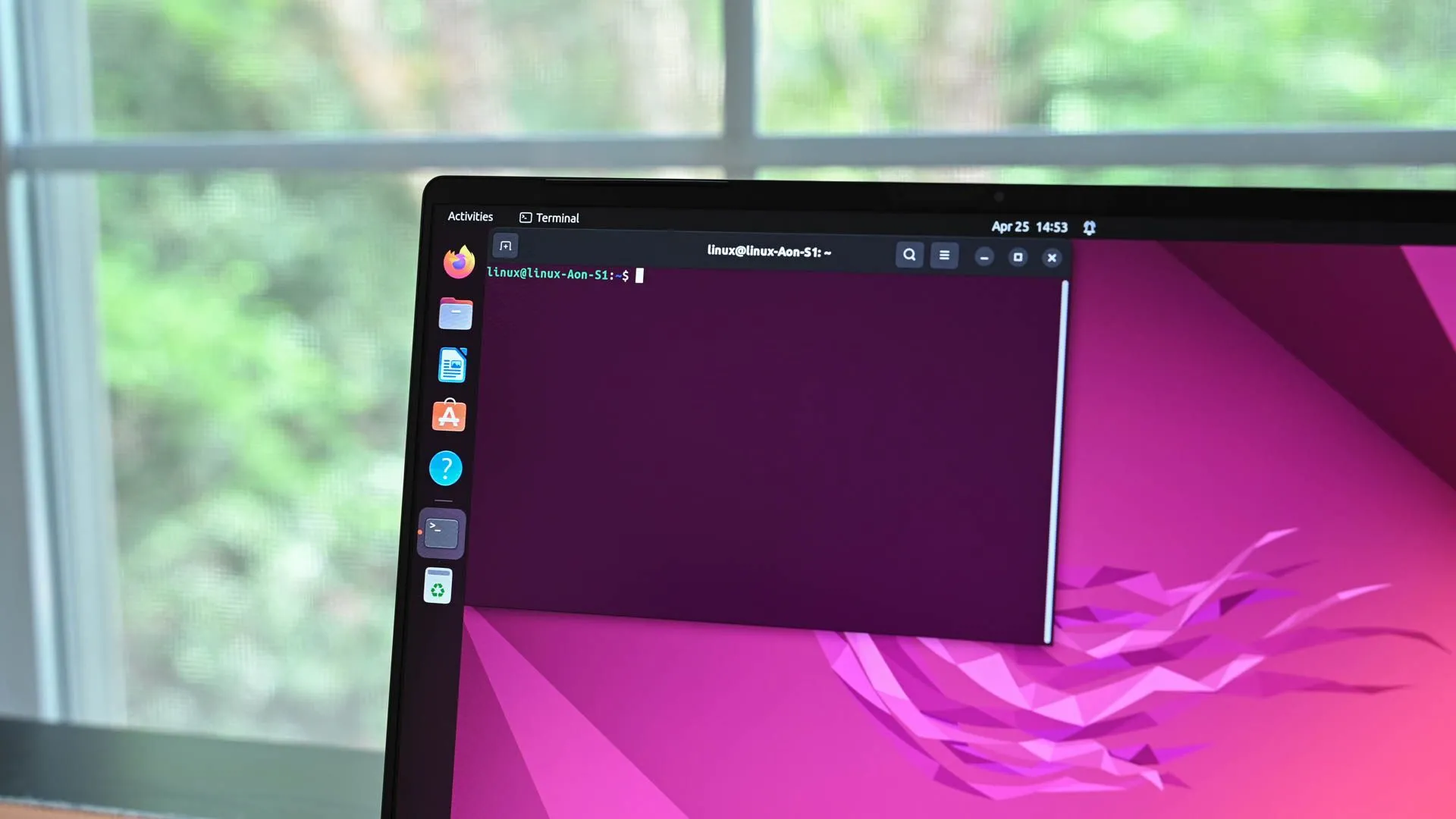 Màn hình máy tính xách tay chạy Ubuntu với cửa sổ terminal Linux đang mở