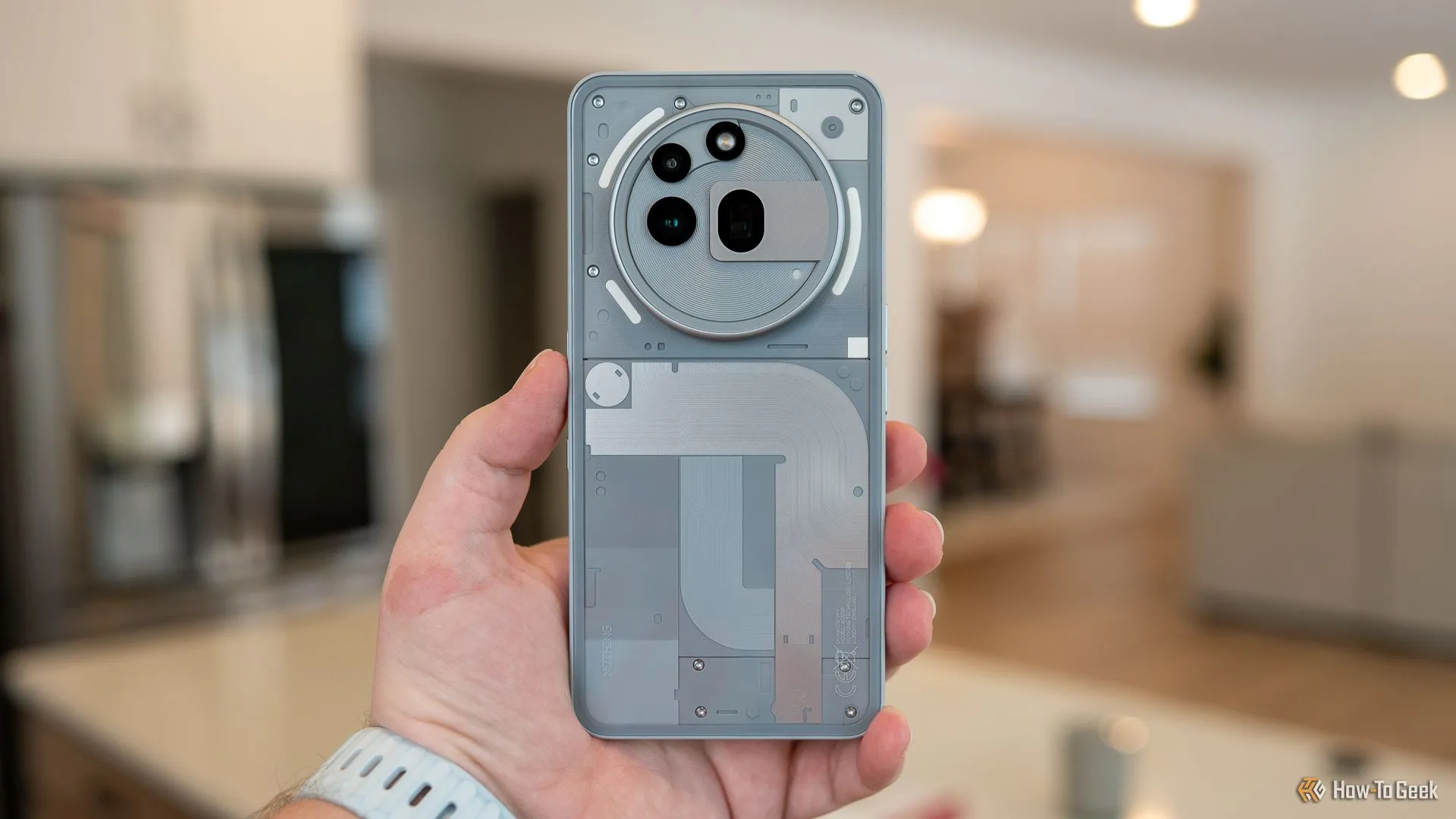 Màn hình Nothing Phone (3a) Pro hiển thị giao diện người dùng Nothing OS mượt mà, thể hiện độ sáng và khả năng hiển thị ấn tượng