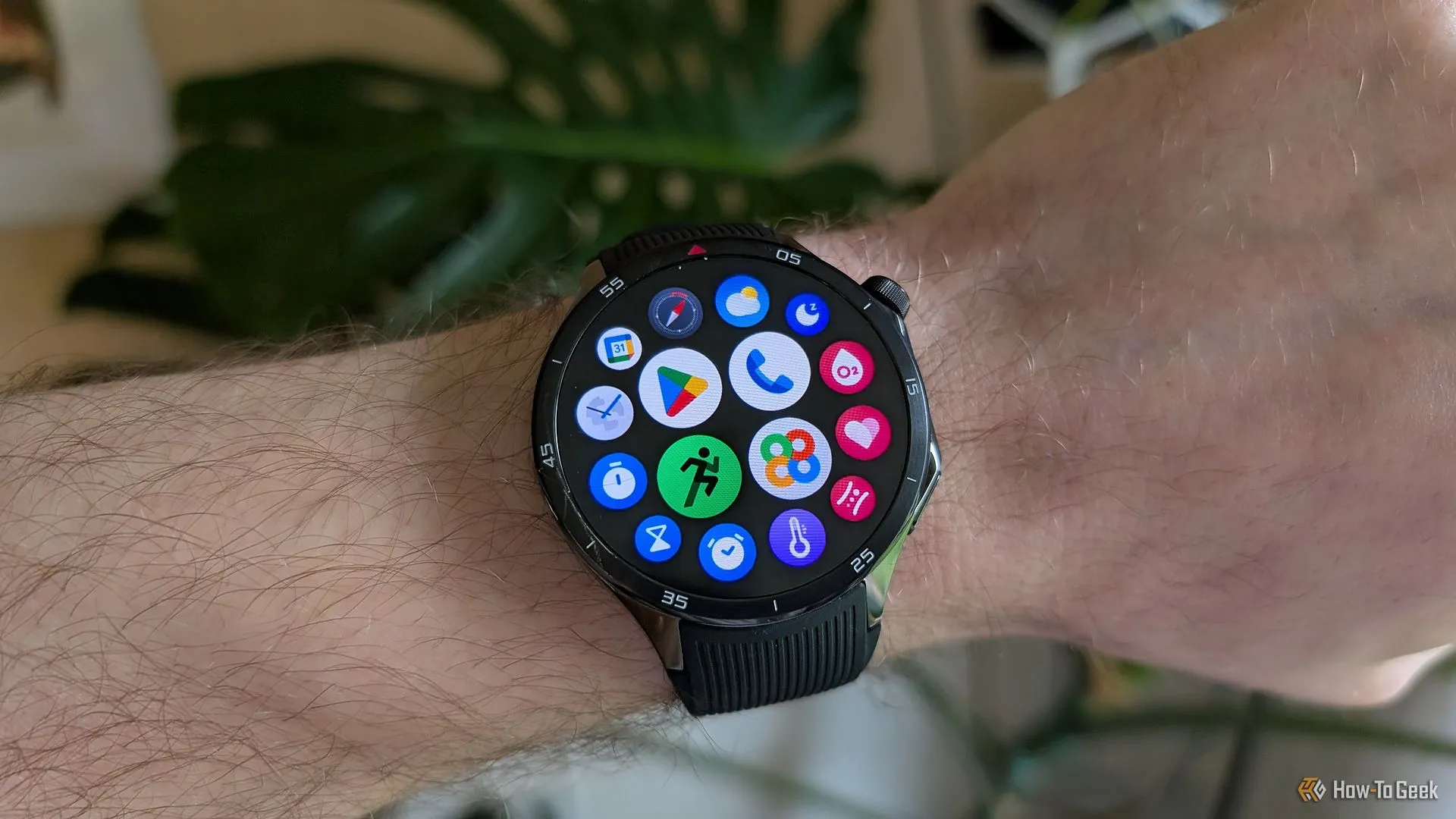 Màn hình OnePlus Watch 3 hiển thị danh sách ứng dụng.