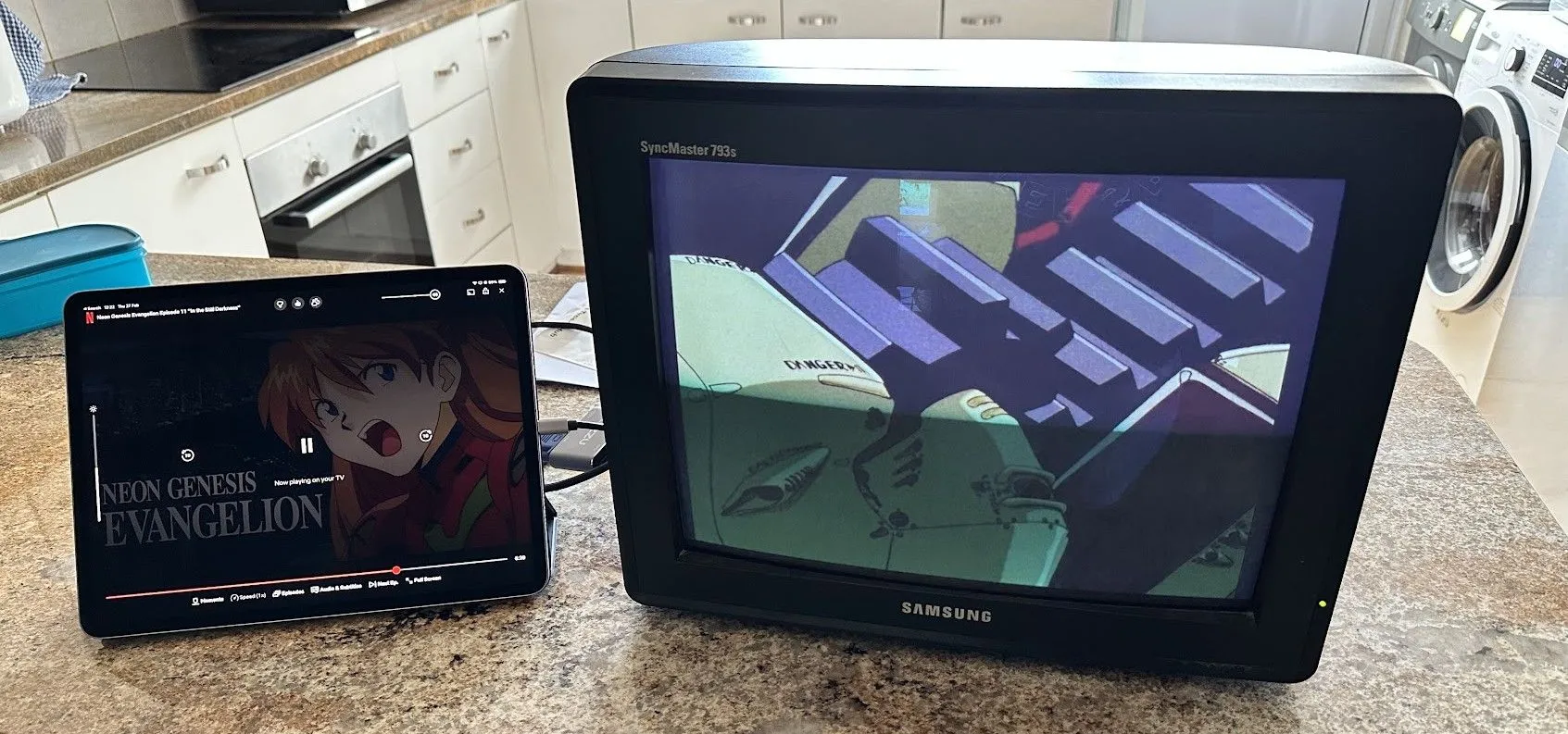 Màn hình Samsung SyncMaster CRT kết nối iPad, hiển thị phim Neon Genesis Evangelion, minh họa khả năng tương thích.