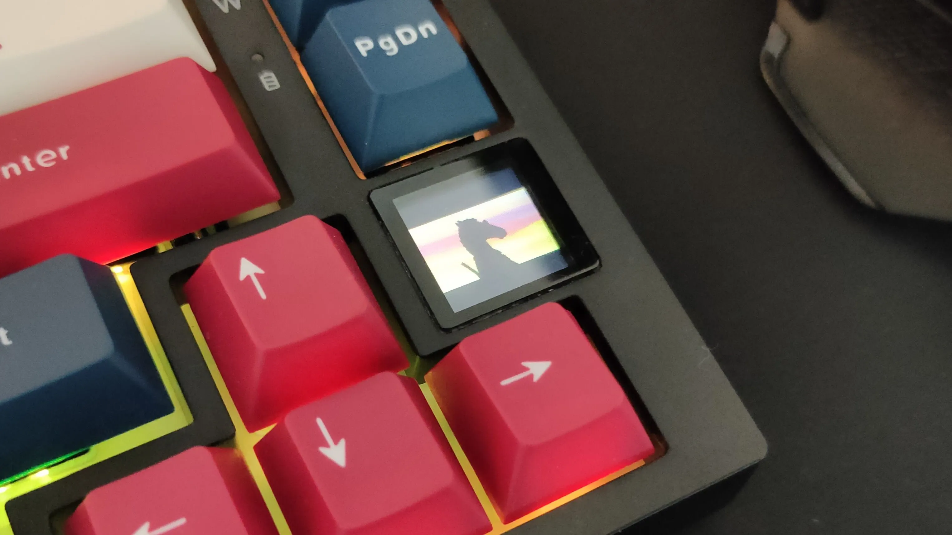 Màn hình TFT màu sắc cá nhân hóa trên bàn phím Ajazz AK820 Pro hiển thị hình ảnh động