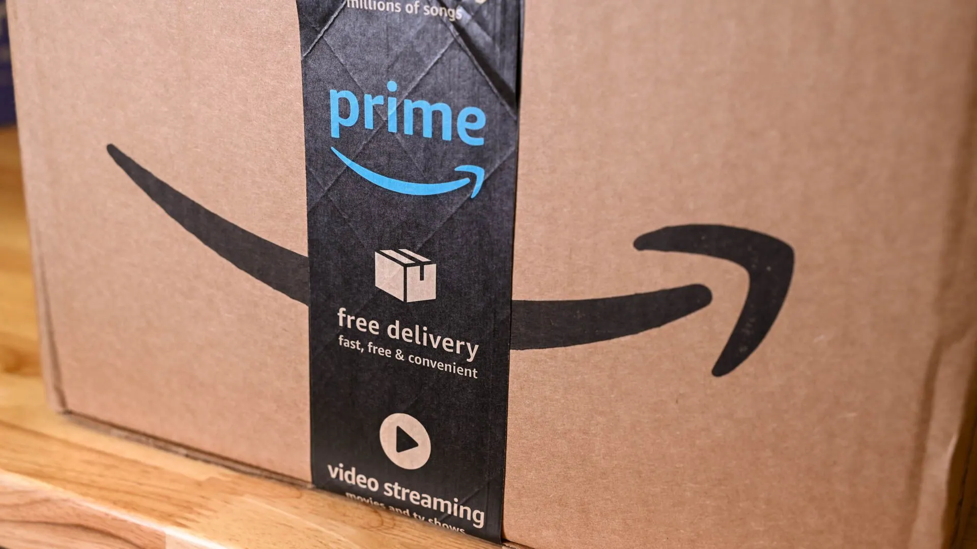 Mặt bên của thùng hàng Amazon được đóng gói cẩn thận, tượng trưng cho dịch vụ giao hàng nhanh và hoàn tiền khi mua sắm qua Amazon Prime cho người trẻ