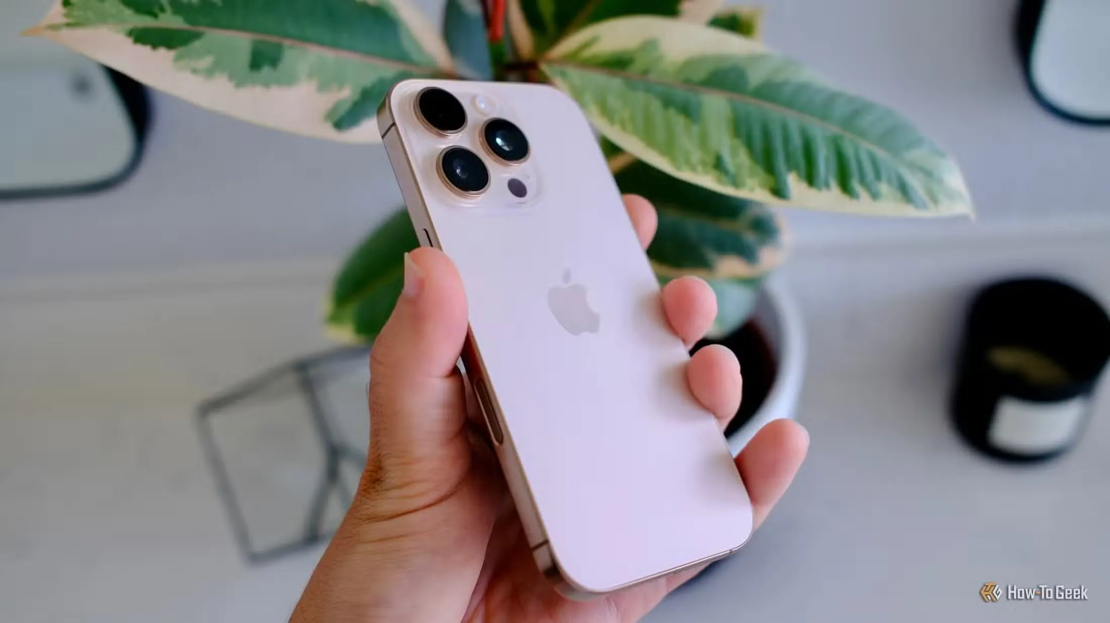 Mặt lưng iPhone 16 Pro với cụm camera được thiết kế lại, nhấn mạnh xu hướng công nghệ di động và khả năng tích hợp eSIM cho MacBook.