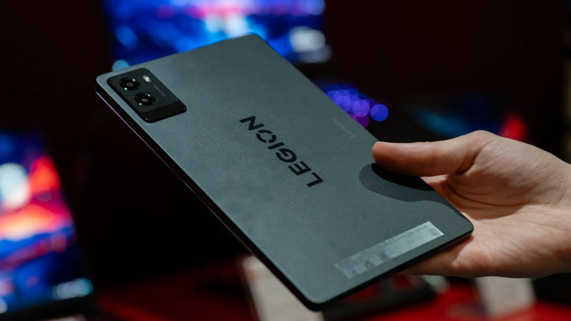 Mặt lưng kim loại của máy tính bảng chơi game Lenovo Legion Tab, nhấn mạnh thiết kế mỏng nhẹ.