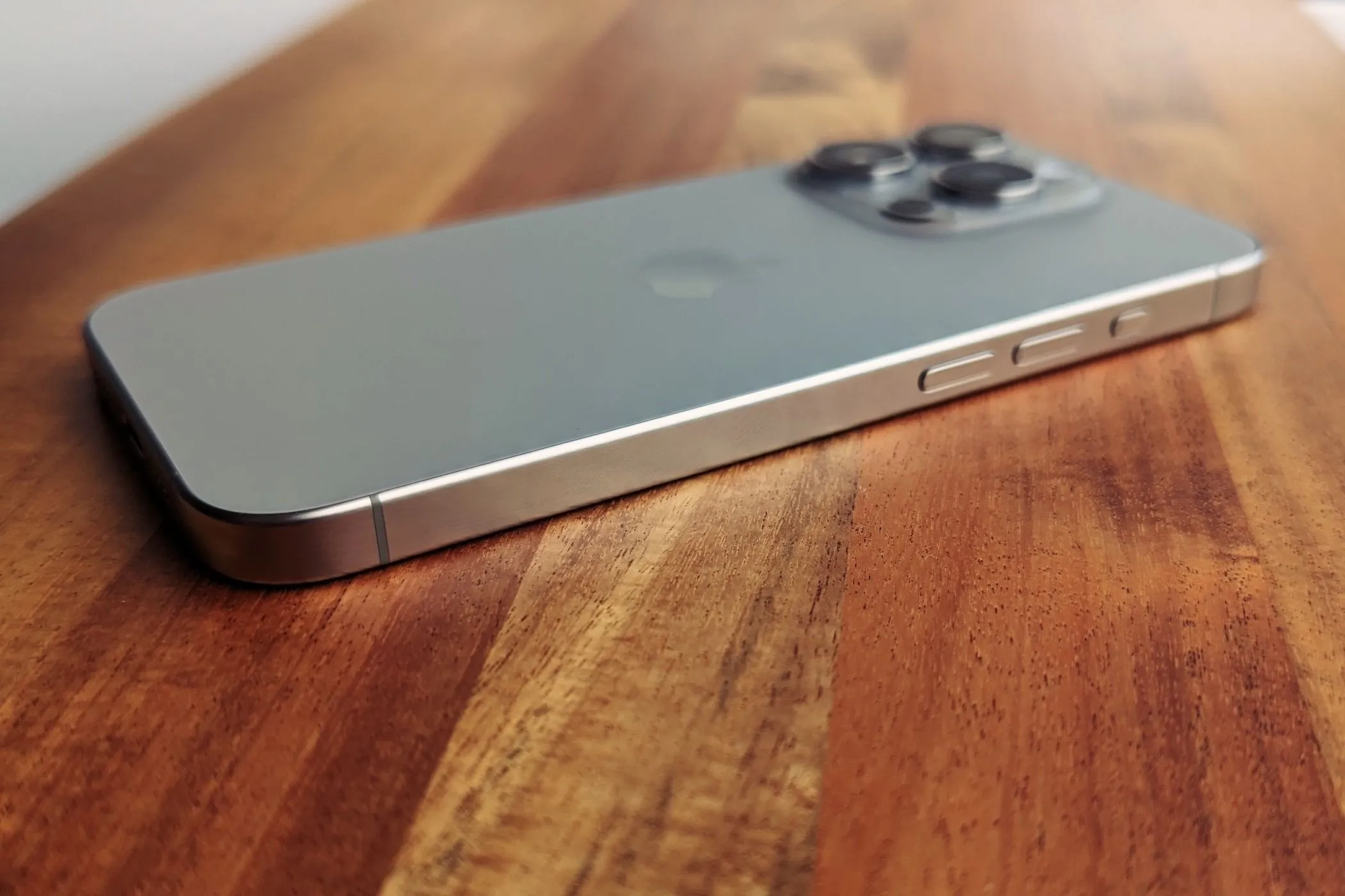 Mặt lưng titan của iPhone 15 Pro, minh họa cho khả năng đồng bộ email di động