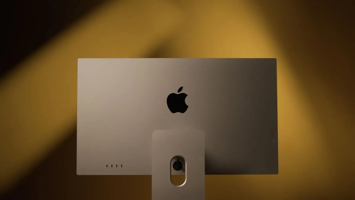 Mặt sau của màn hình Apple Studio Display, cho thấy thiết kế cao cấp nhưng hạn chế về tần số quét cho gaming.