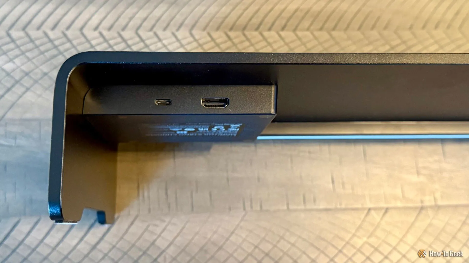 Mặt sau của Razer Monitor Stand Chroma
