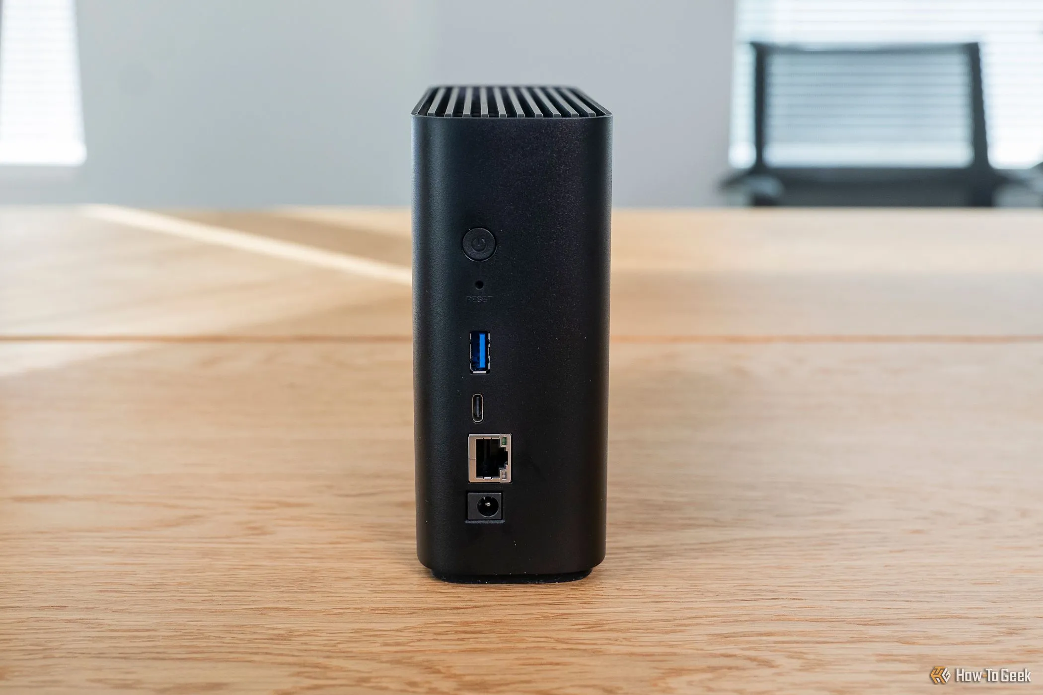 Mặt sau của thiết bị Synology BeeStation, hiển thị các cổng kết nối và nút điều khiển cho giải pháp NAS và đám mây cá nhân