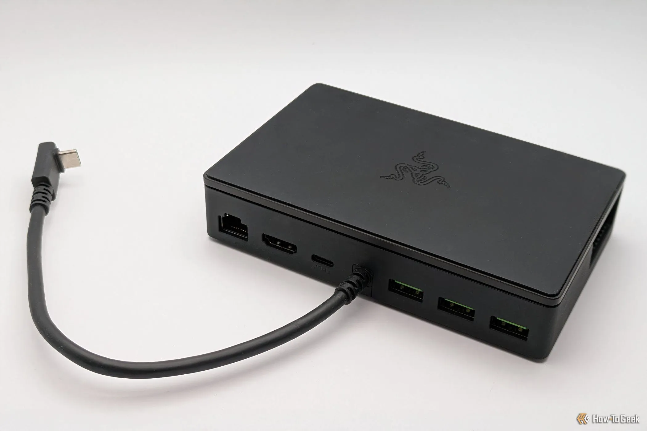Mặt sau Razer Handheld Dock Chroma khi gập phẳng, hiển thị các cổng kết nối và dây USB-C tích hợp