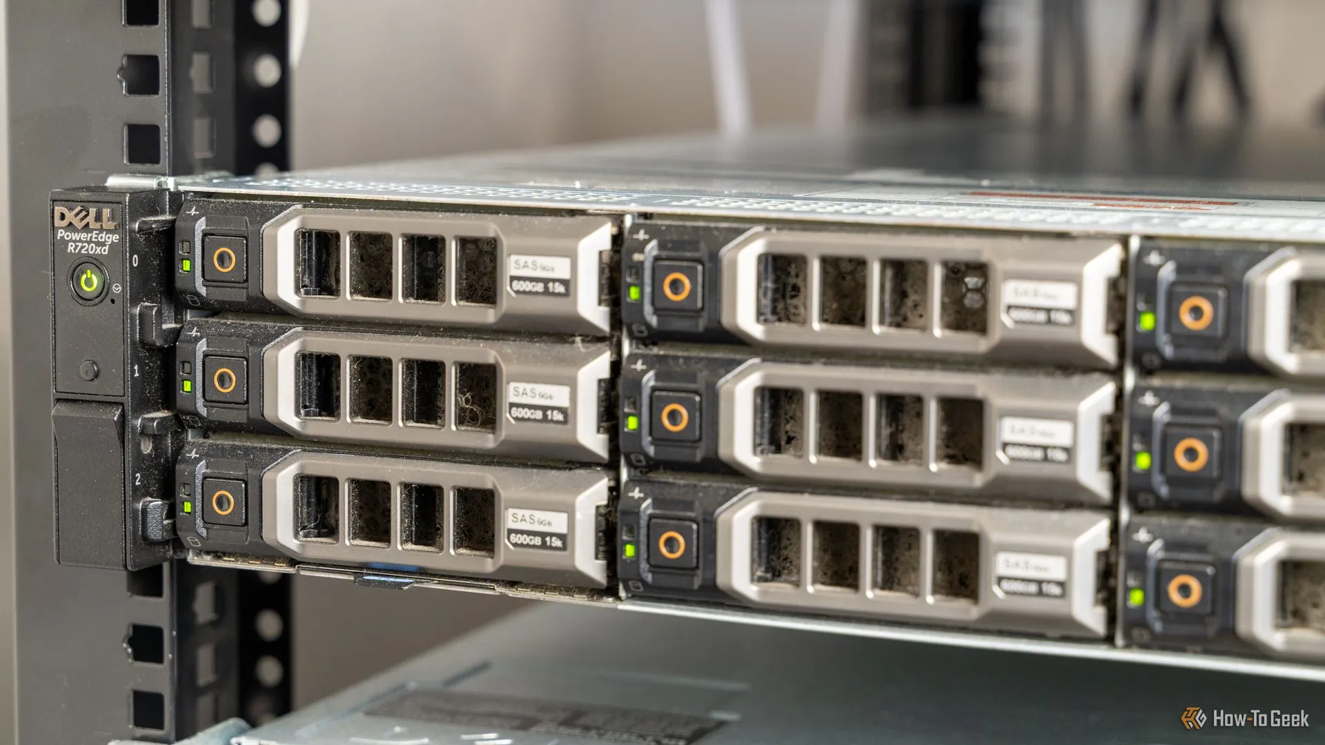 Mặt trước máy chủ Dell R720xd với nhiều khay ổ cứng, thể hiện khả năng lưu trữ lớn