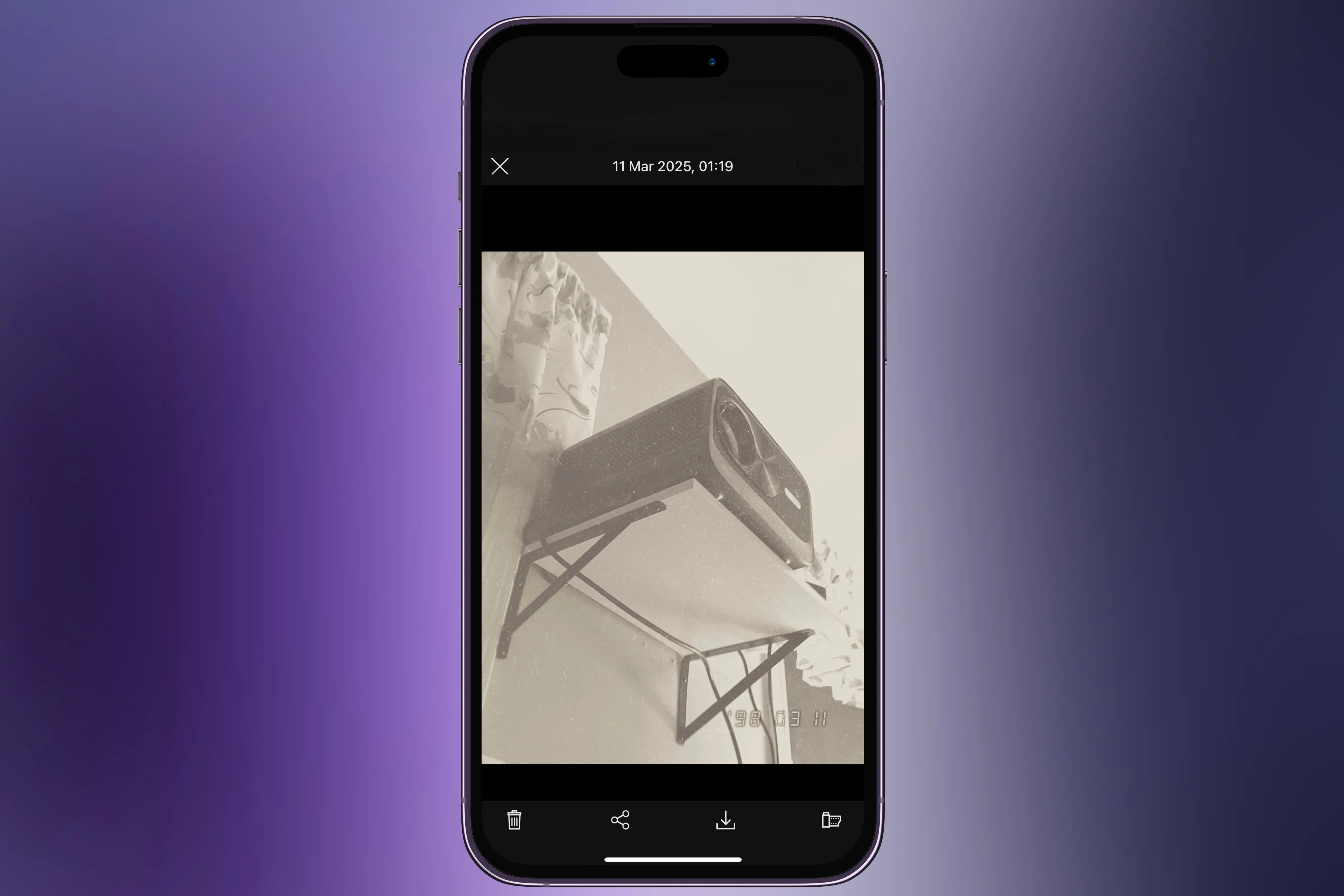 Máy chiếu đang được chụp bằng ứng dụng 1998 Cam trên iPhone