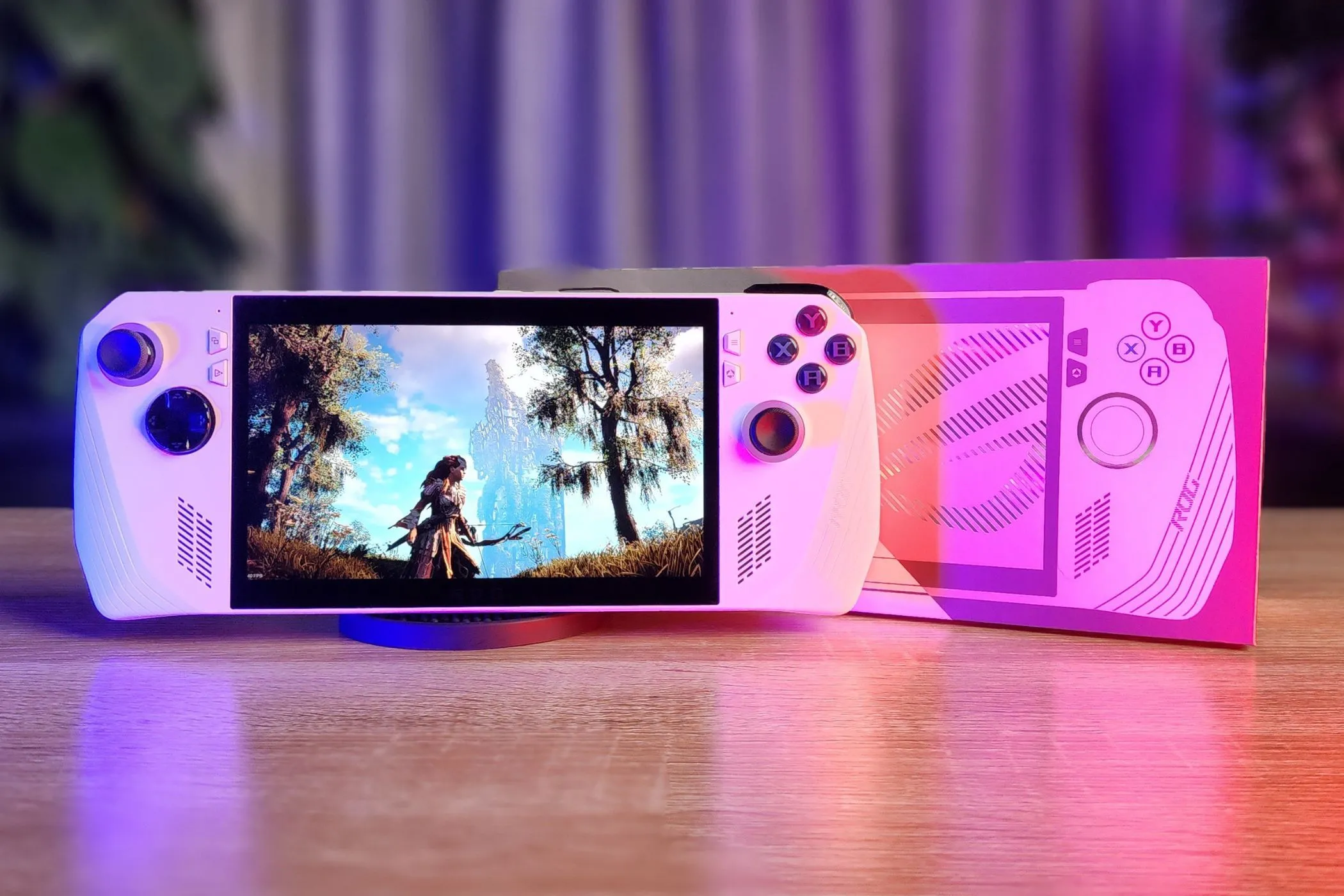 Máy chơi game cầm tay ASUS ROG Ally hiển thị tựa game Horizon Zero Dawn trên màn hình cùng vỏ hộp
