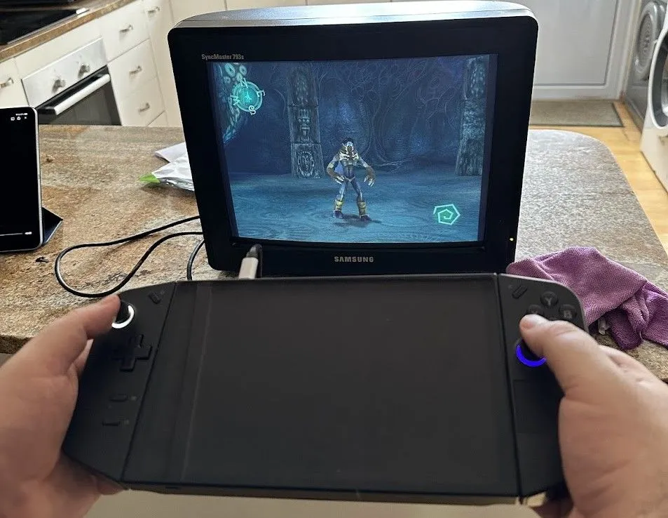 Máy chơi game cầm tay Lenovo Legion Go kết nối màn hình CRT, đang chạy tựa game Legacy of Kain Soul Reaver Remastered.