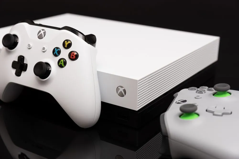 Máy chơi game console Xbox One màu trắng đặt trên bàn