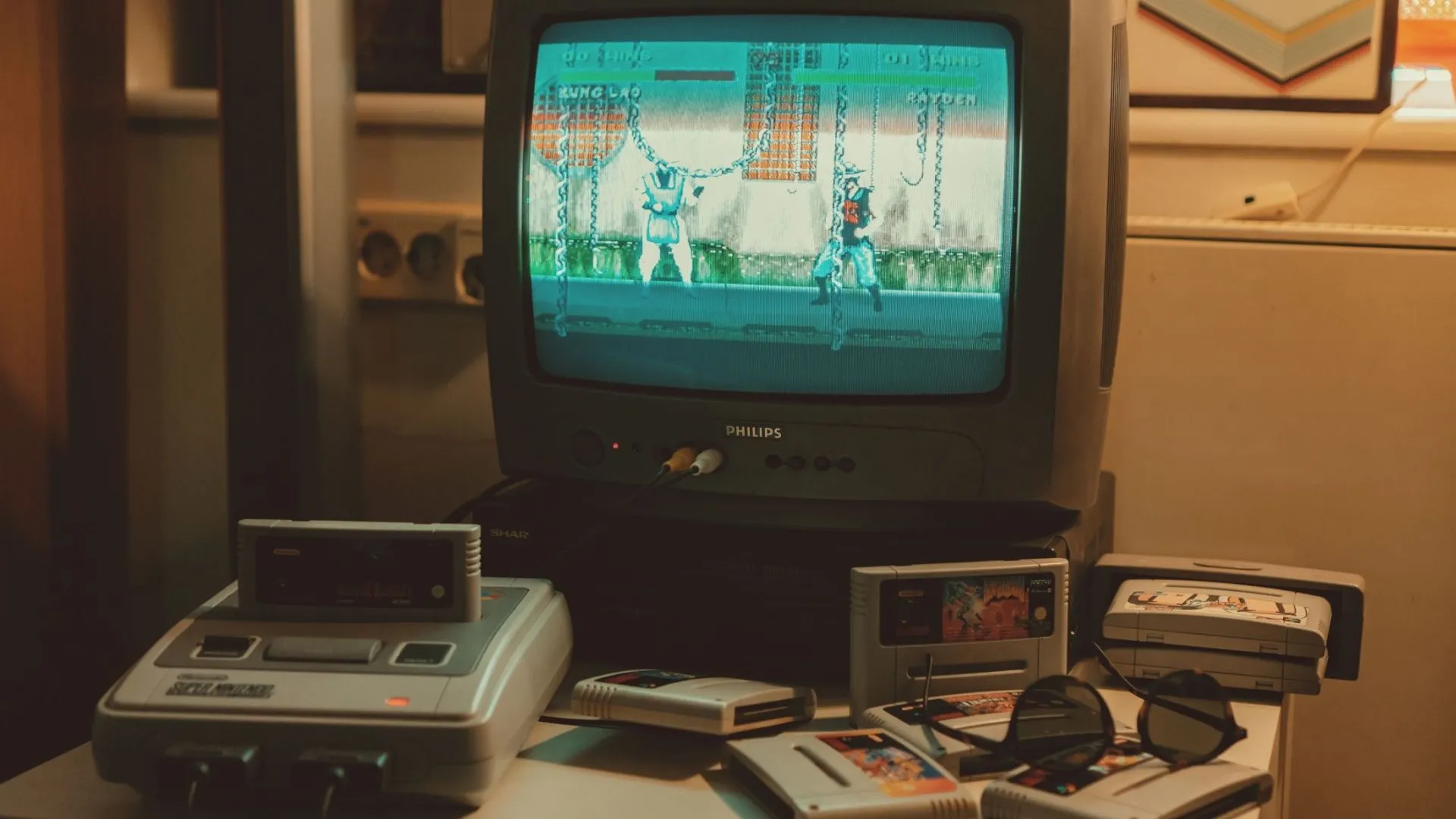 Máy chơi game Nintendo SNES cổ điển kết nối với TV CRT cùng các băng game retro