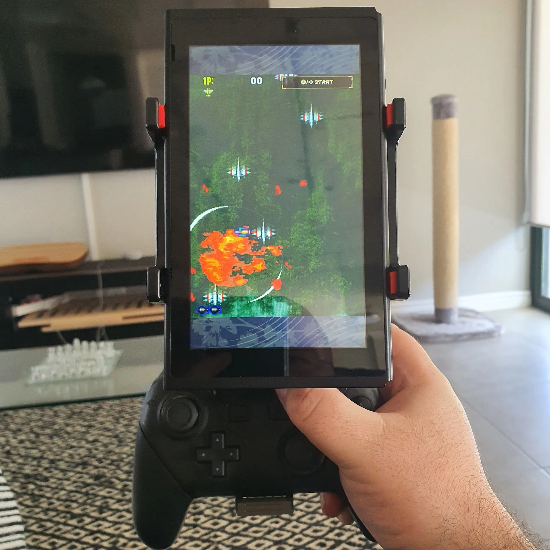 Máy chơi game Nintendo Switch được gắn phụ kiện xoay cầm tay, giúp trải nghiệm các trò chơi TATE mode dễ dàng và tiện lợi.