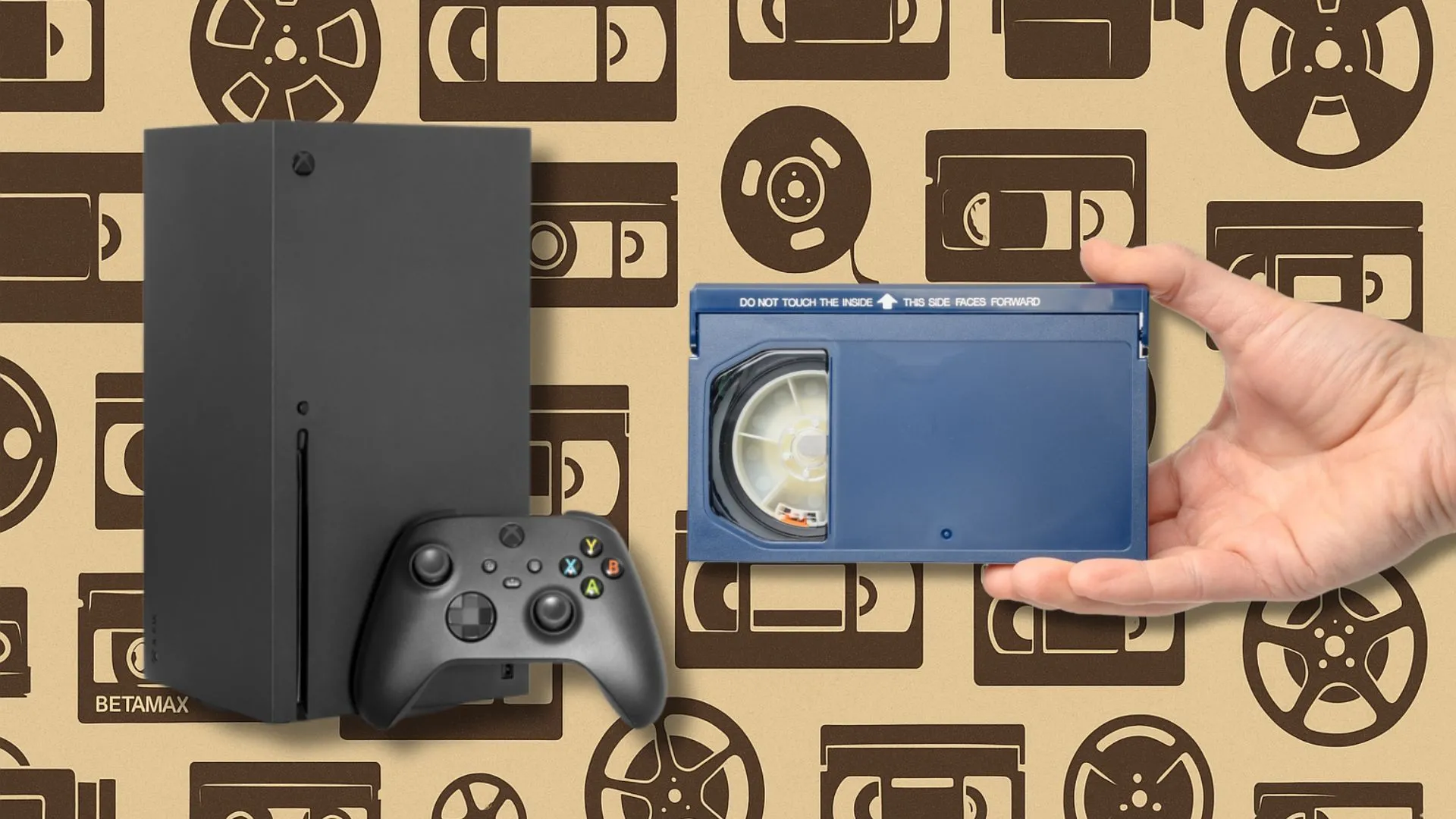 Máy chơi game Xbox Series X và băng Betamax trên thiết bị media cổ điển, so sánh vị thế của Xbox trong ngành gaming.