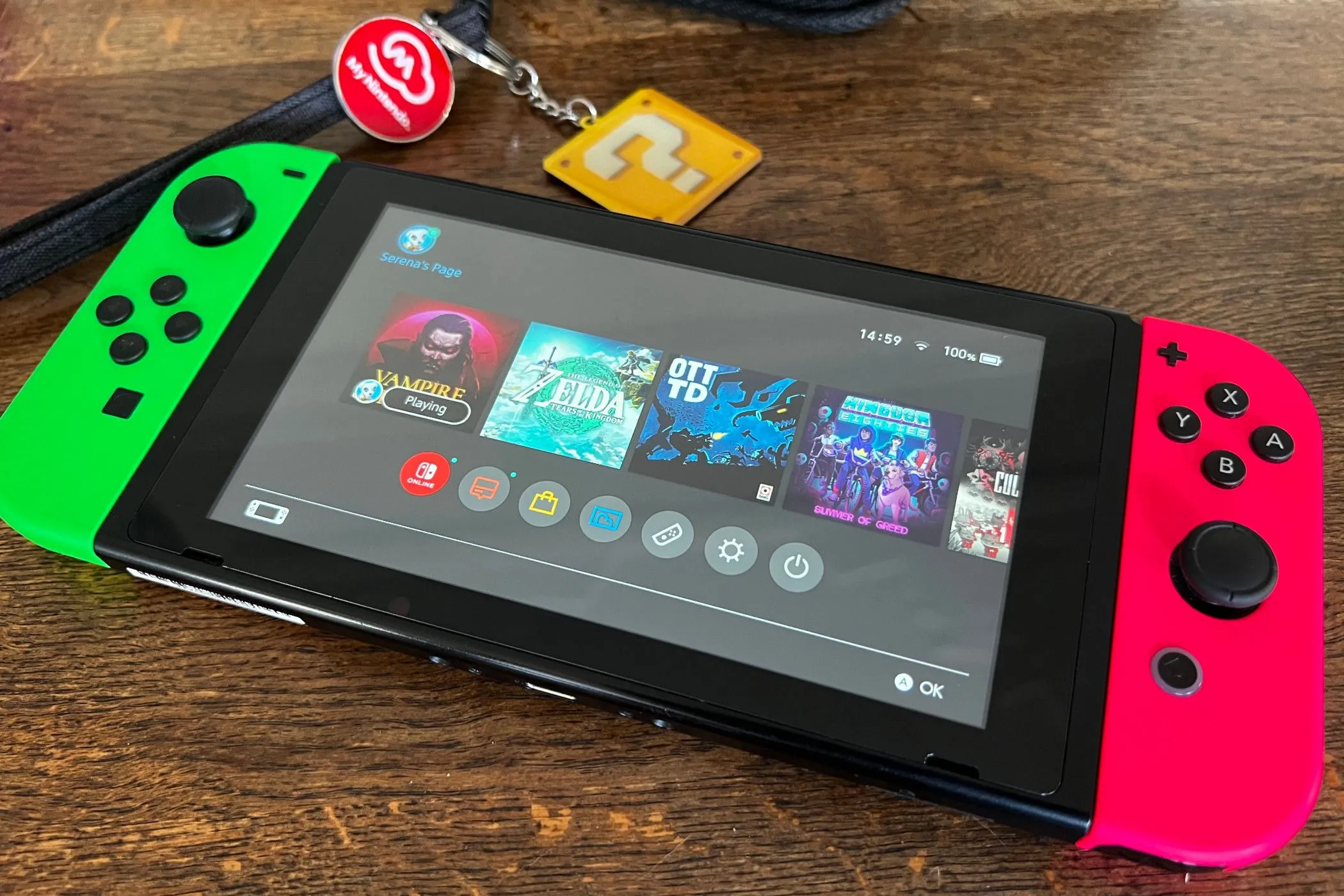 Máy console Nintendo Switch với bộ điều khiển JoyCon màu xanh lá và hồng.