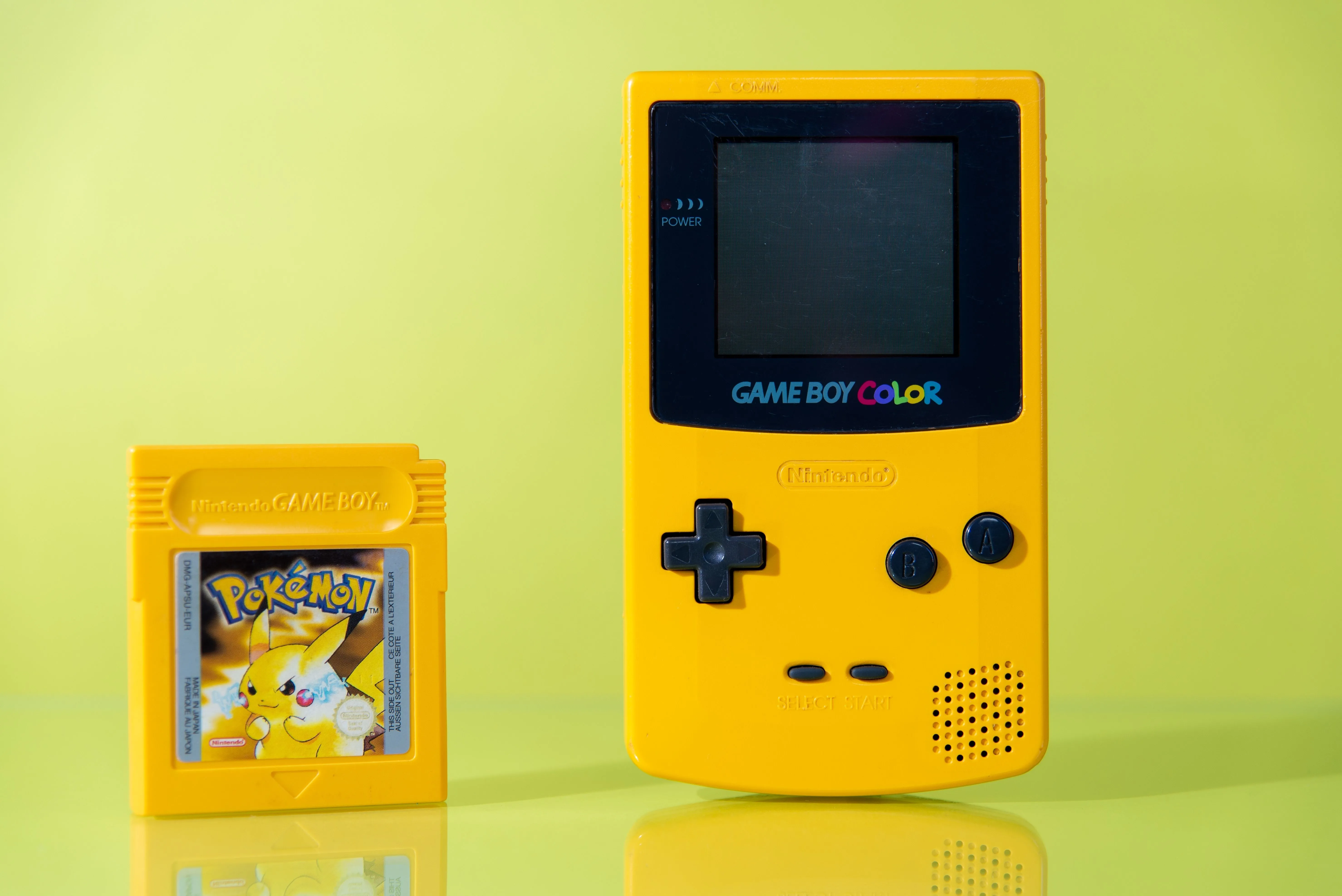 Máy Game Boy Color màu vàng trên nền sáng