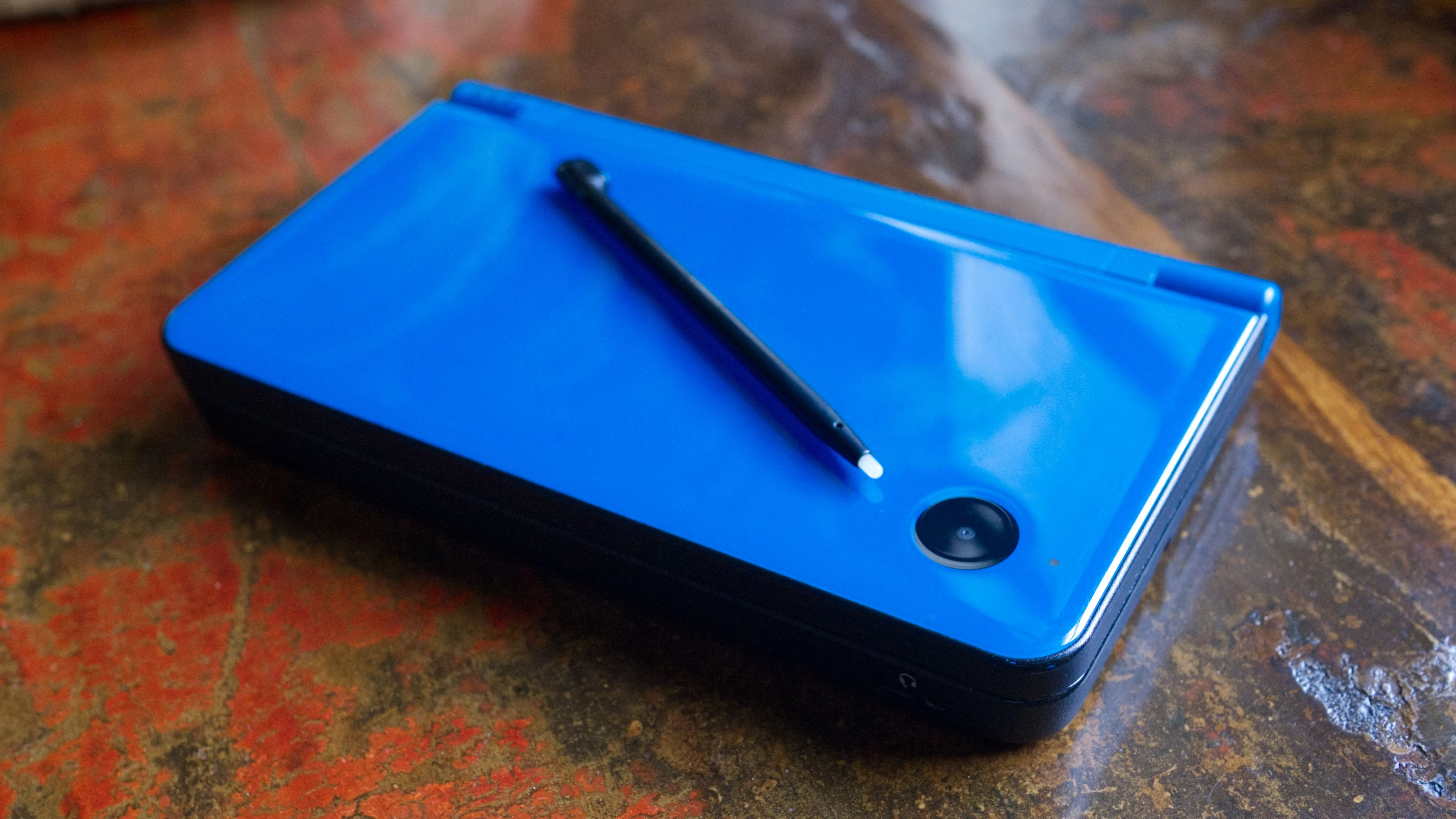Máy Nintendo DSi XL màu nâu cà phê gập lại, đặt nghiêng