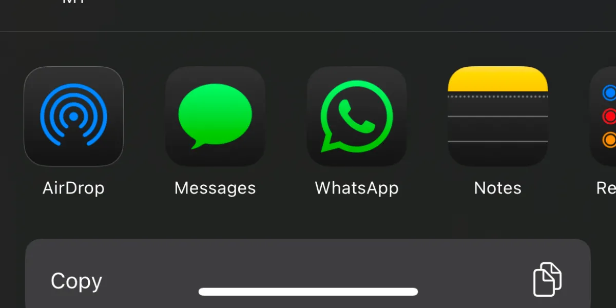 Menu AirDrop hiển thị các biểu tượng ứng dụng đã được áp dụng chế độ tối trên iOS 18, tăng tính đồng bộ.