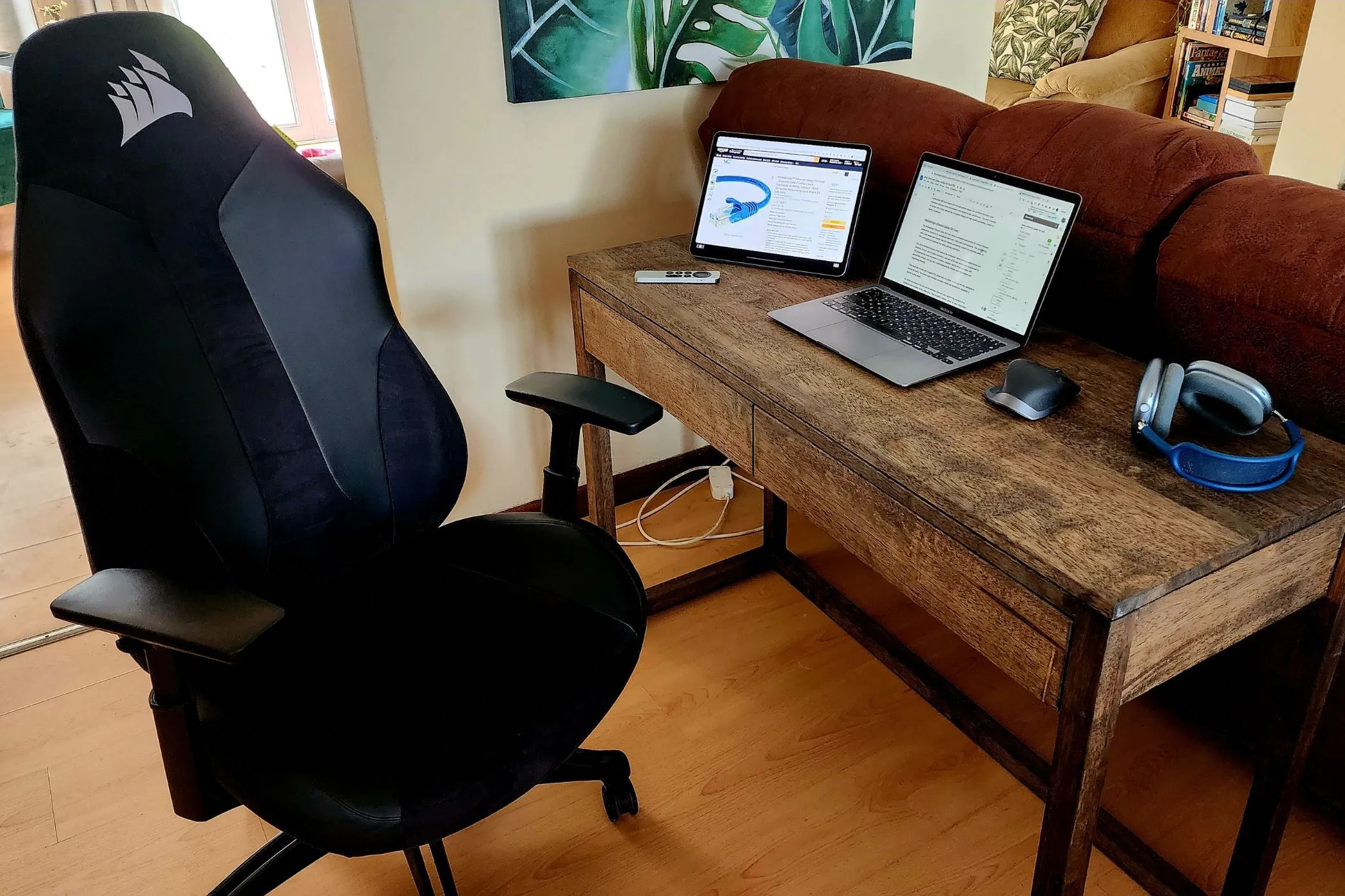 Một bàn làm việc gọn gàng với MacBook, iPad Pro và tai nghe AirPods Max, cho thấy một setup làm việc hiện đại.