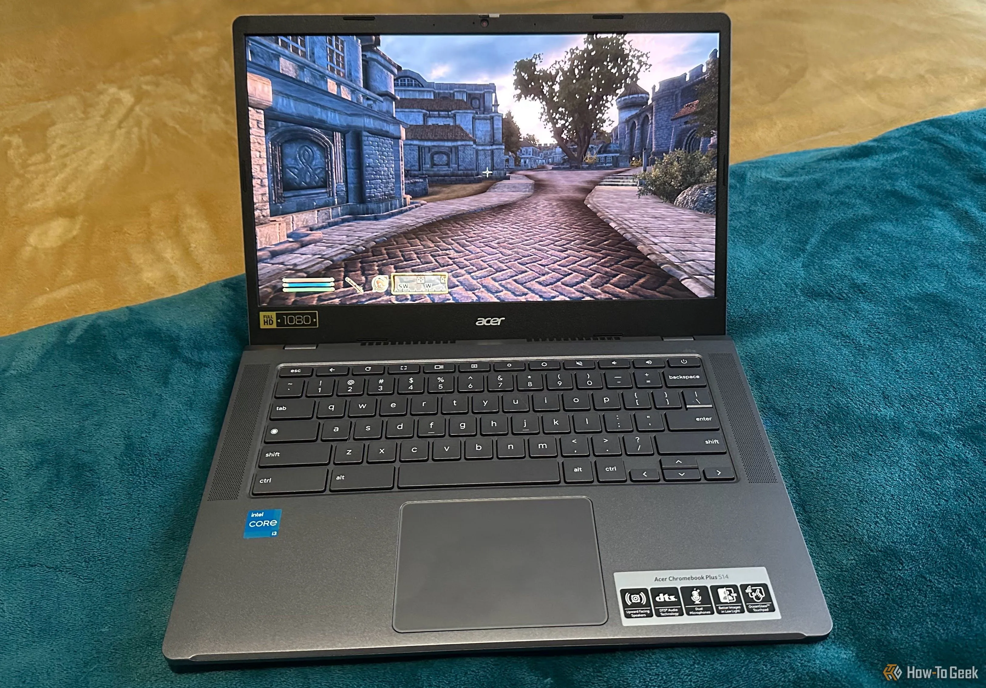 Một chiếc Chromebook Plus đang hiển thị trò chơi Elder Scrolls Oblivion trên màn hình, cho thấy khả năng giải trí.